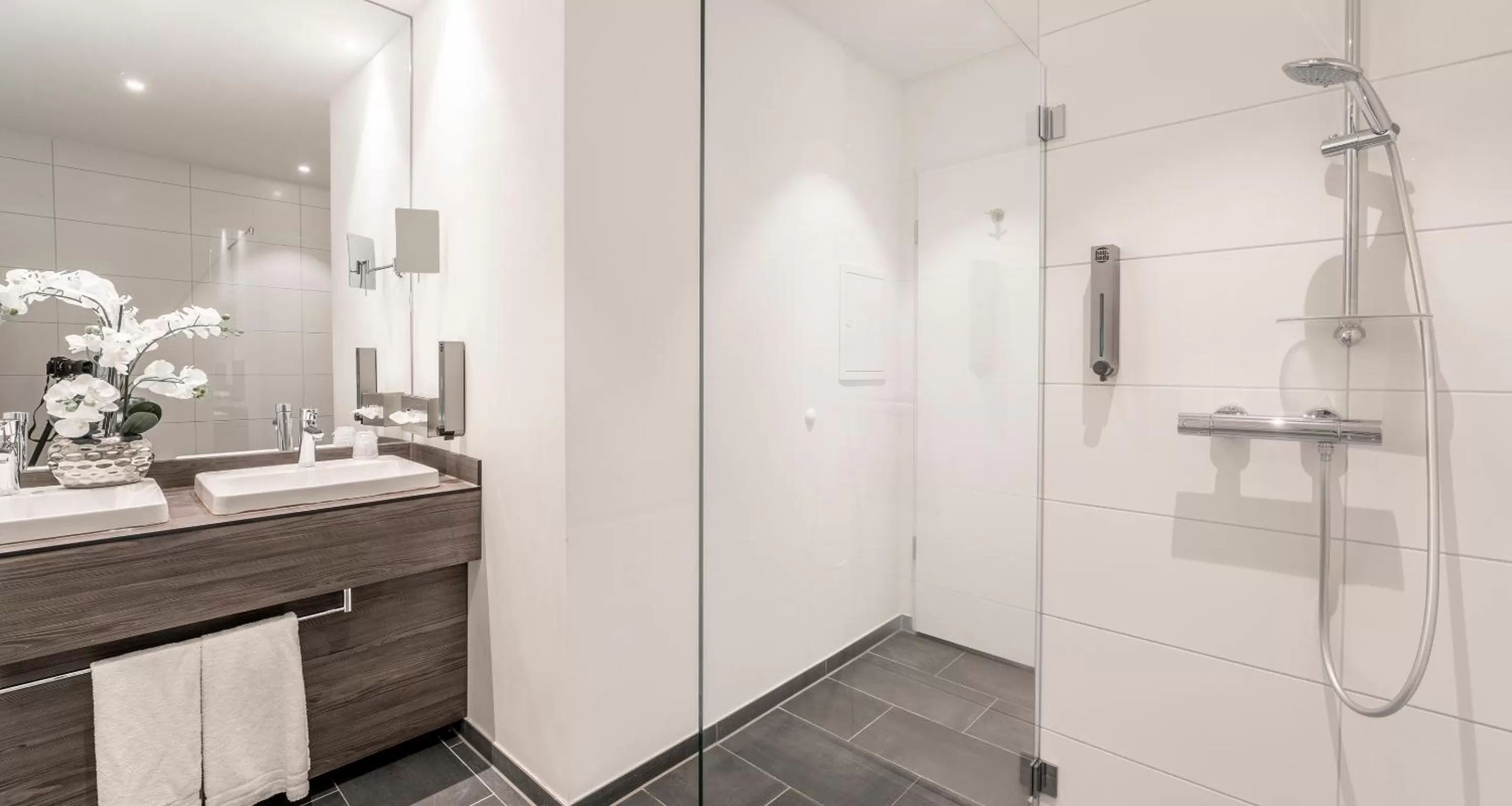 Shower in Best Western Plaza Hotel Mannheim