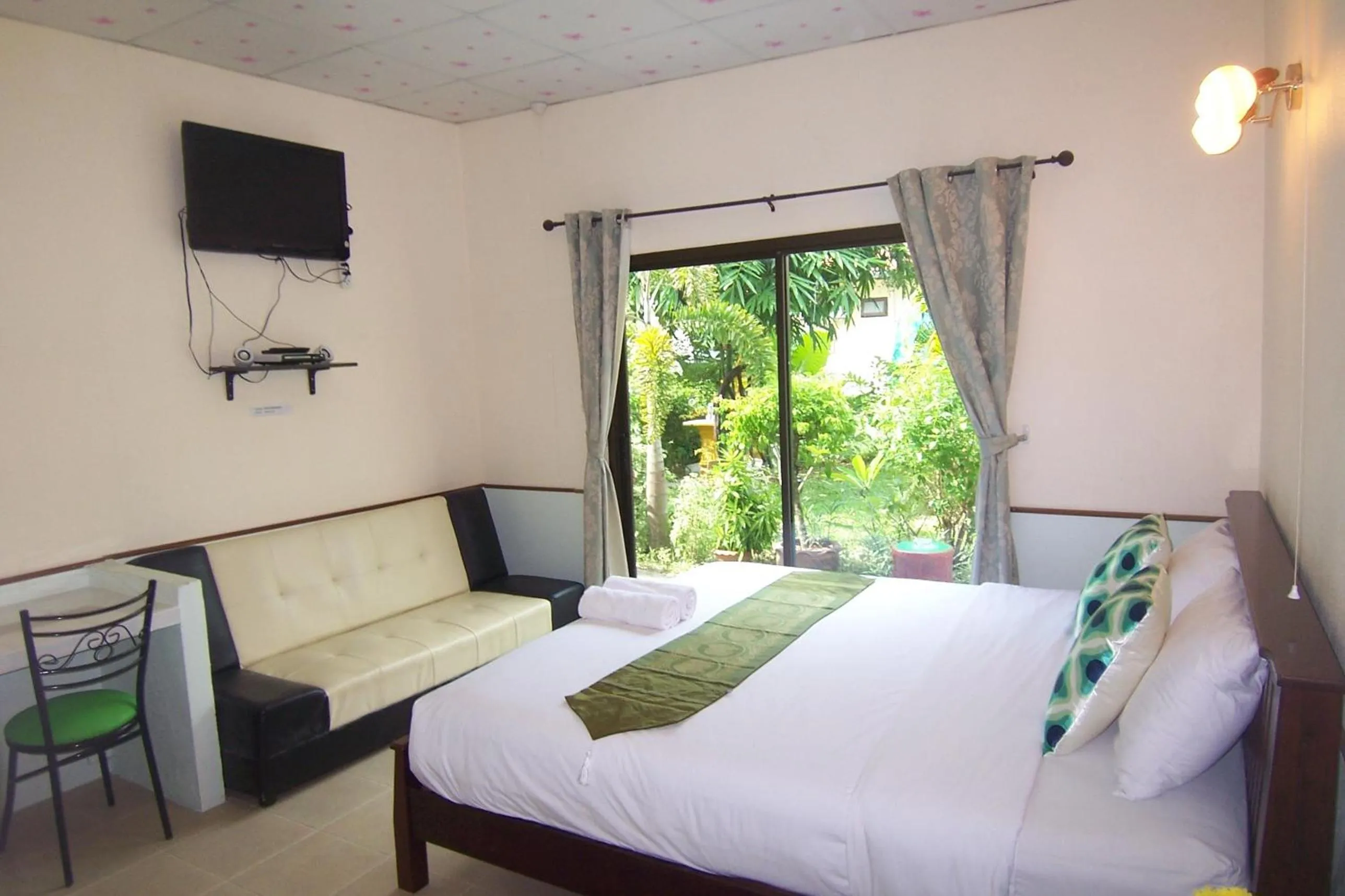 Facade/entrance, Bed in Phuket Airport Overnight Hotel