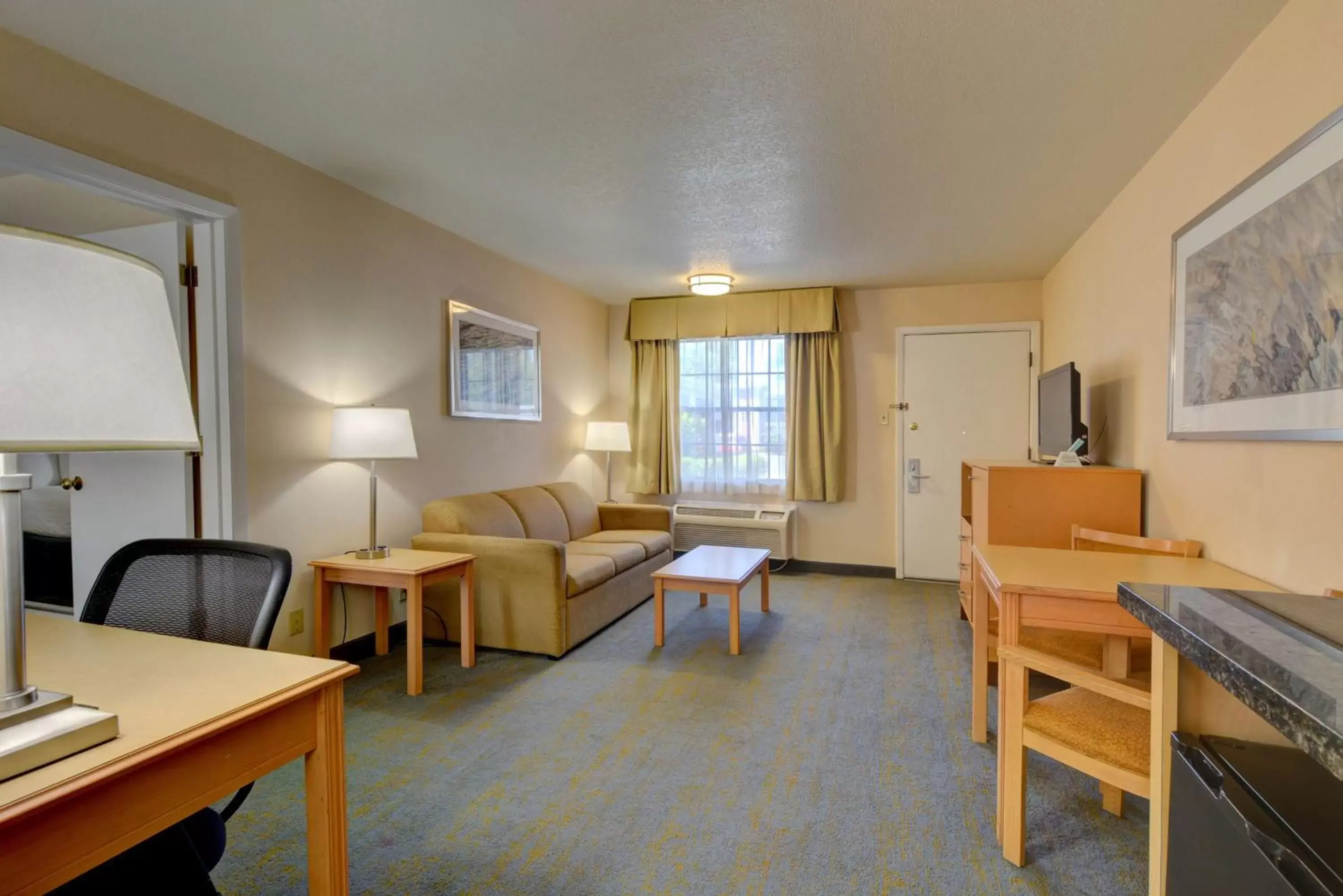 Photo of the whole room, Seating Area in Best Western Horizon Inn