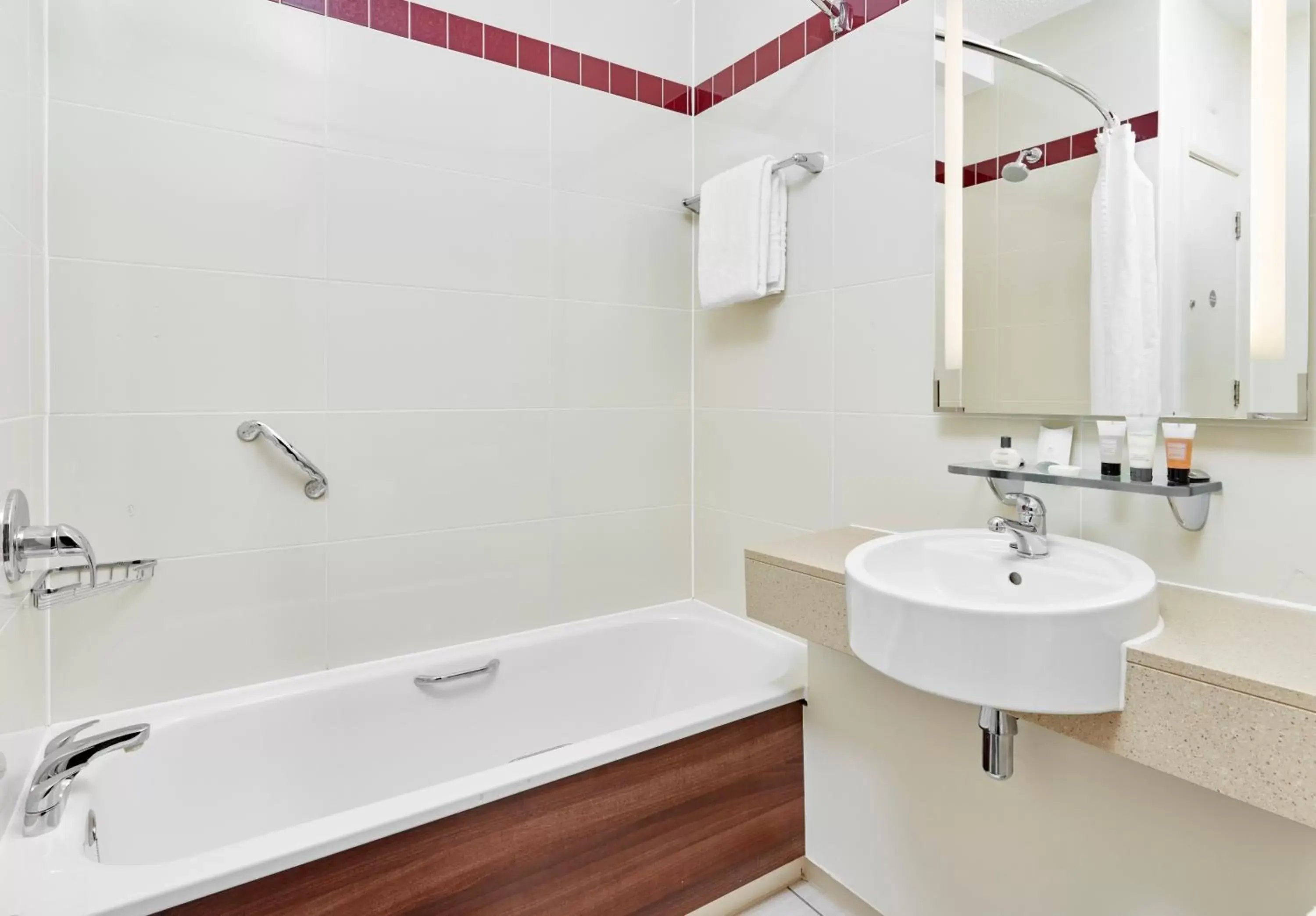 Bathroom in Leonardo Hotel Swindon - Formerly Jurys Inn