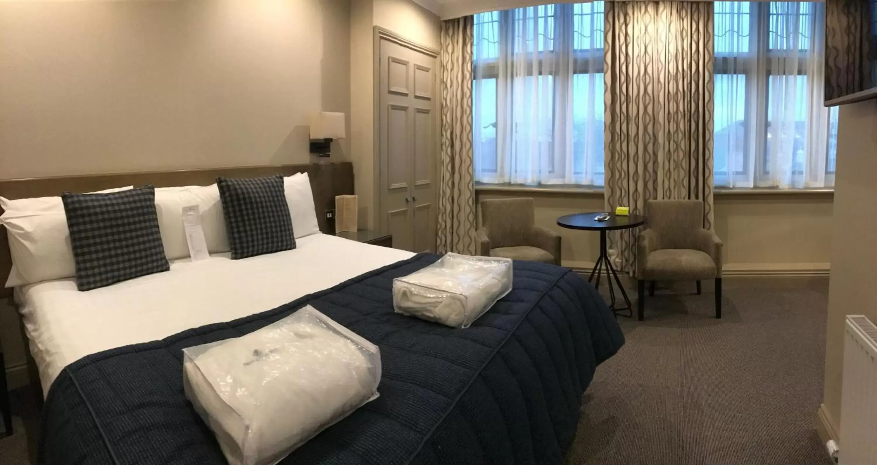 Shower, Bed in Crown & Mitre Hotel