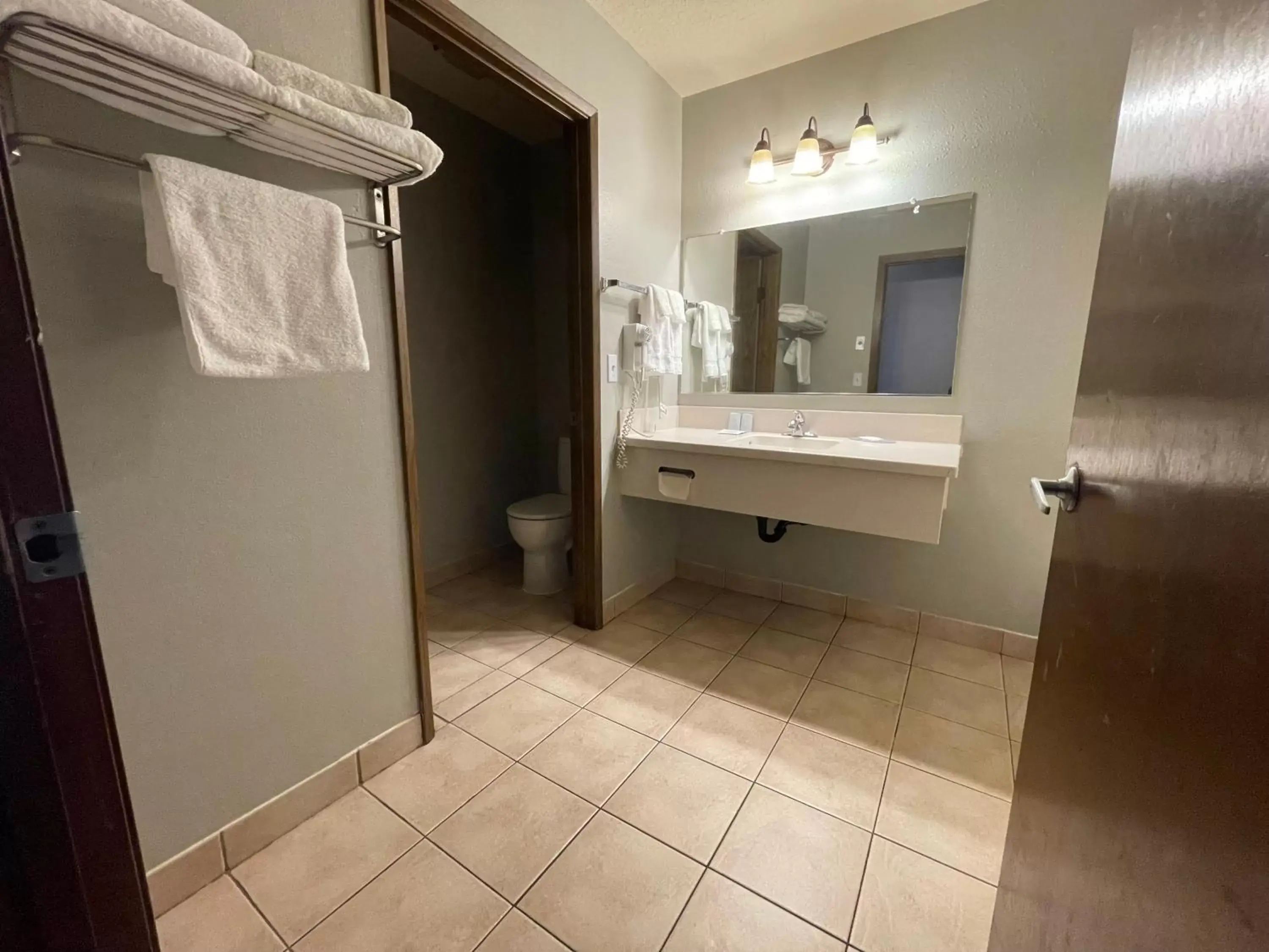 Bathroom in Sunnyside Inn and Suites
