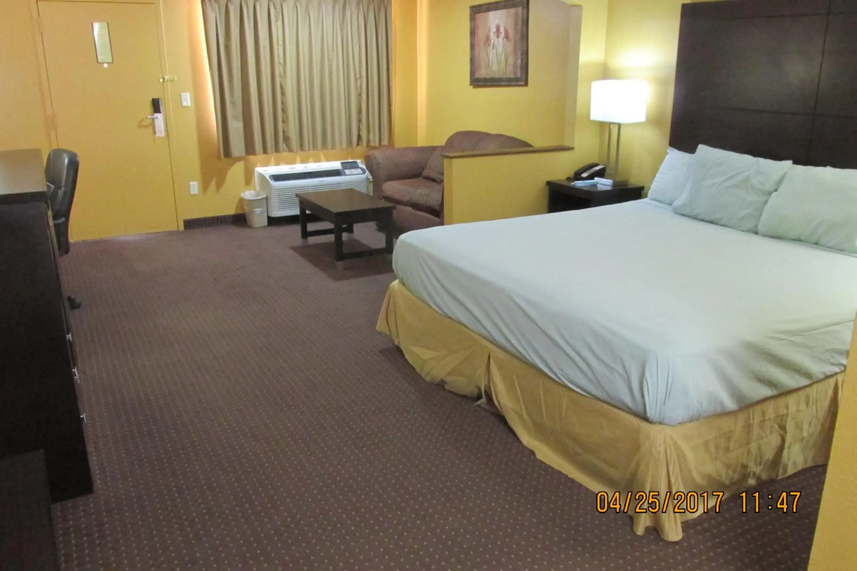 Bed in Americas Best Value Inn Byram Bed in Americas Best Value Inn Byram