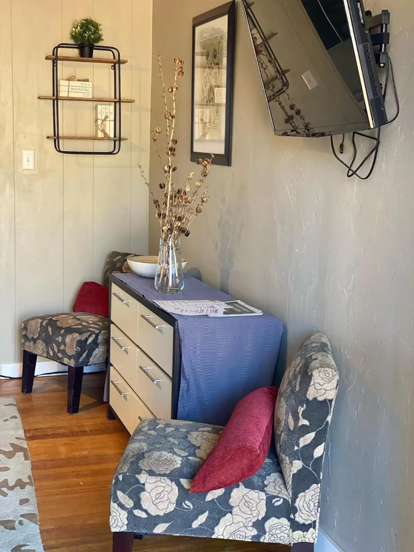 Seating area, Bathroom in The Flagstone Boutique Inn & Suites