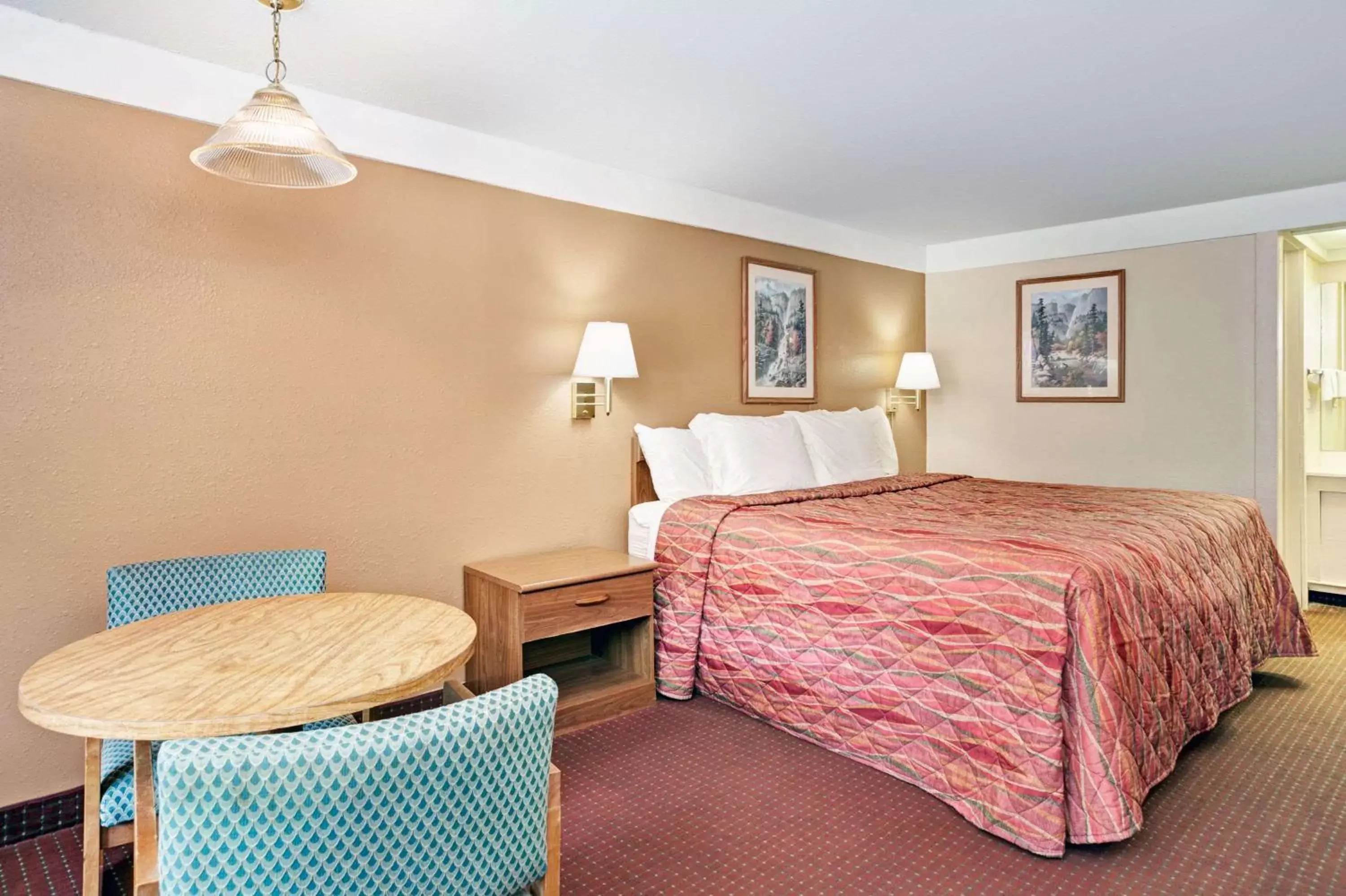 Photo of the whole room, Bed in Knights Inn Charleston West Virginia