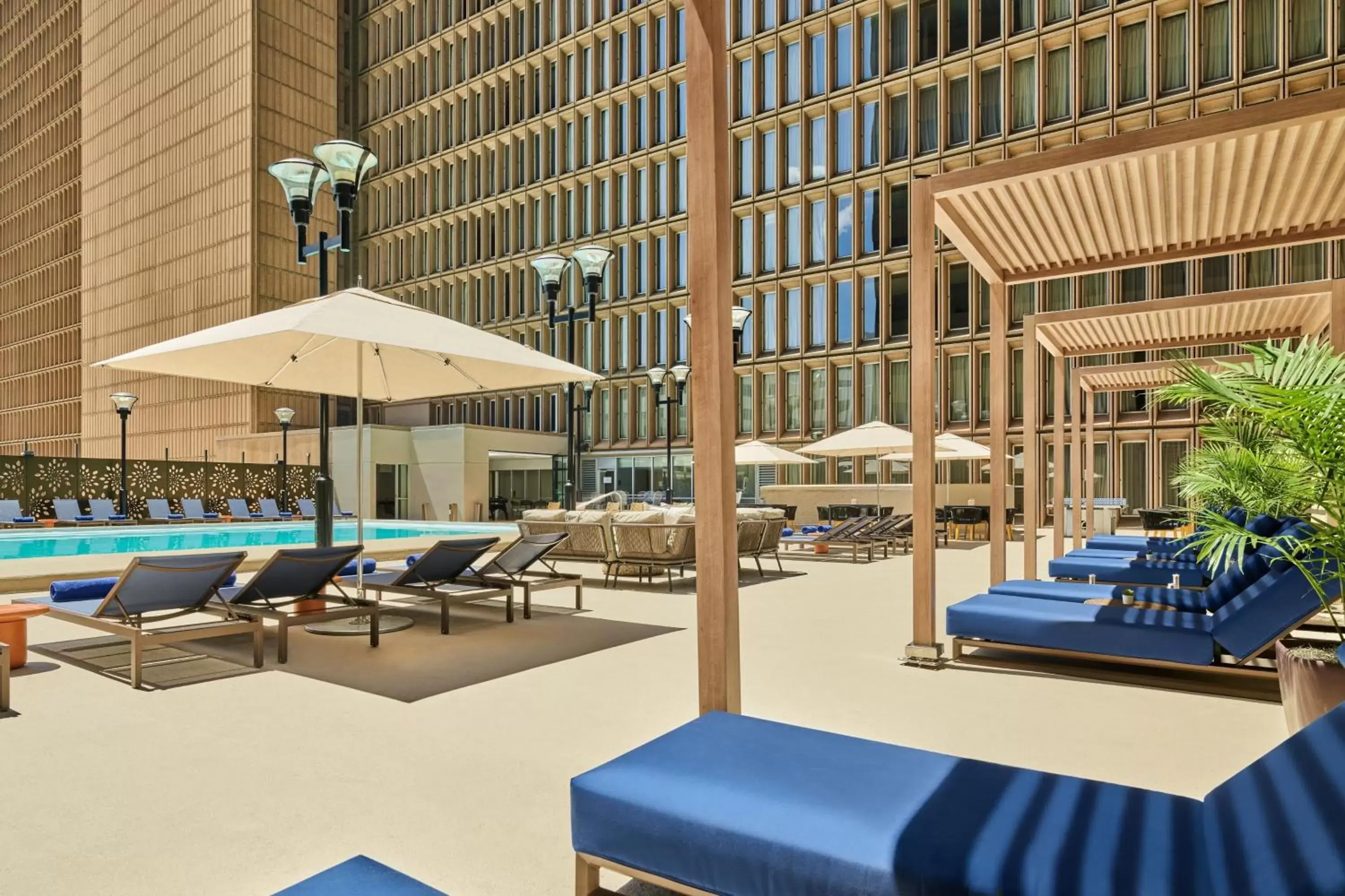Swimming pool in Sheraton Denver Downtown Hotel