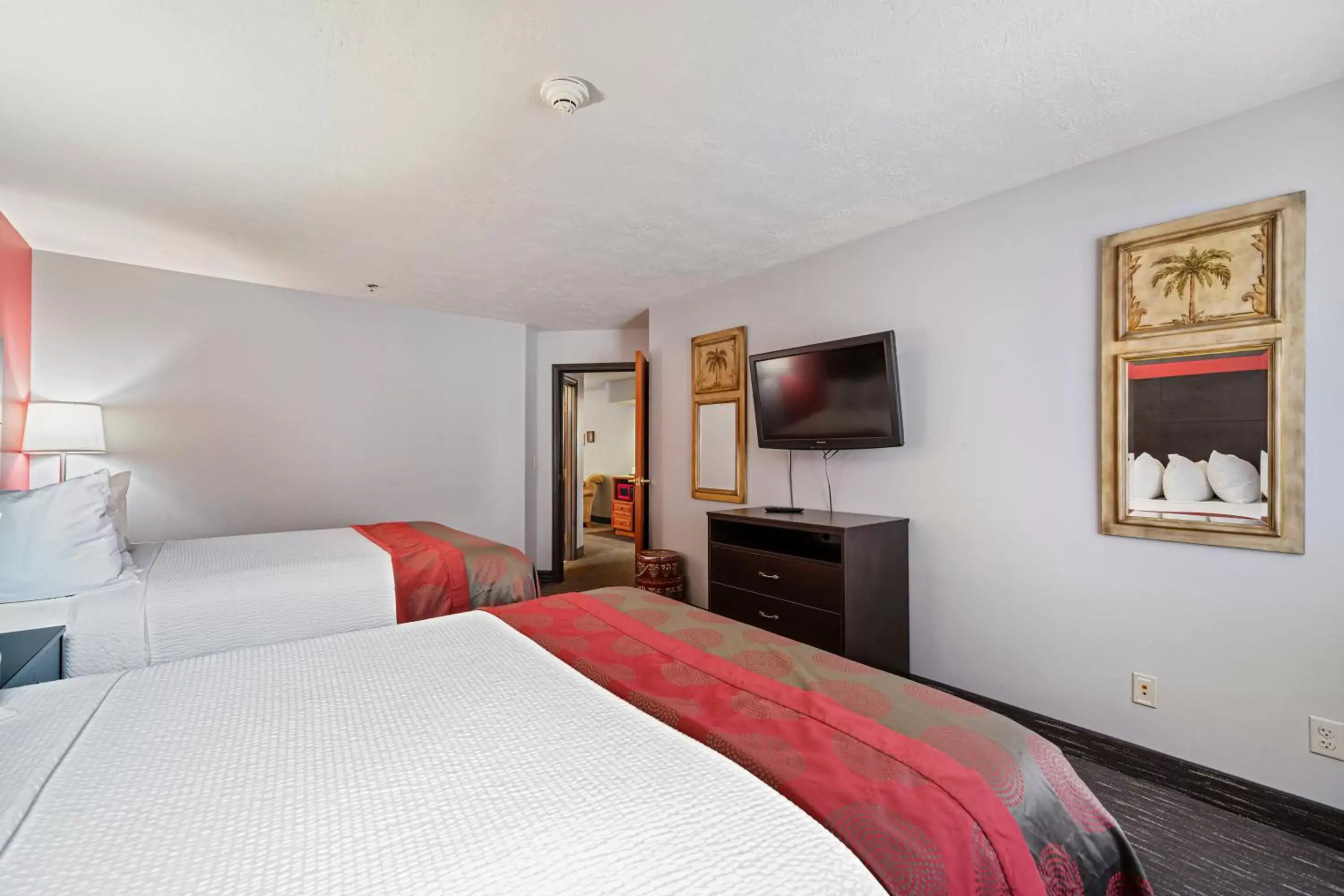 Bedroom, Bed in Ramada by Wyndham Sioux Falls Airport - Waterpark Resort & Event Center