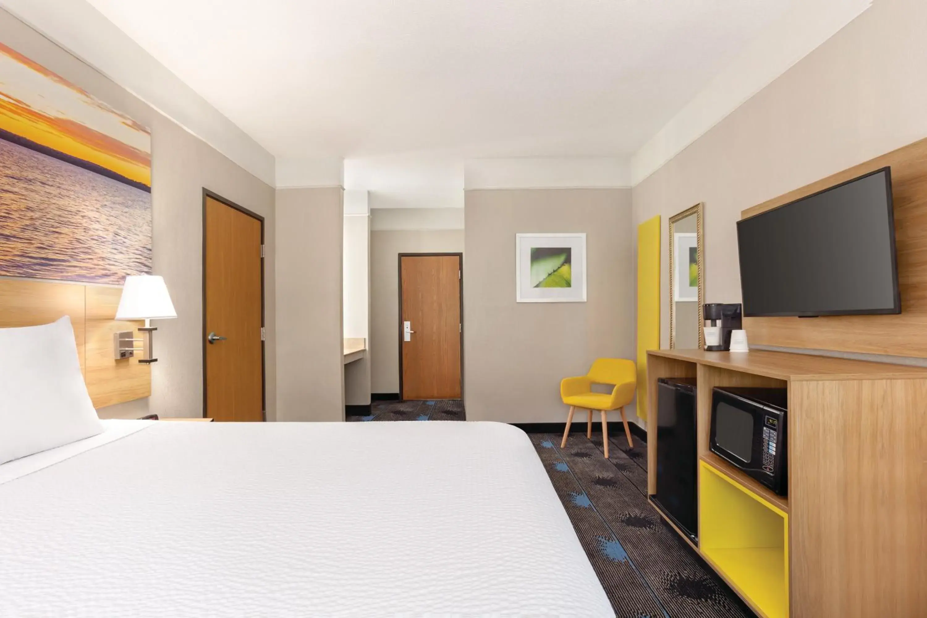 Bedroom, Bed in Days Inn by Wyndham Kansas City International Airport