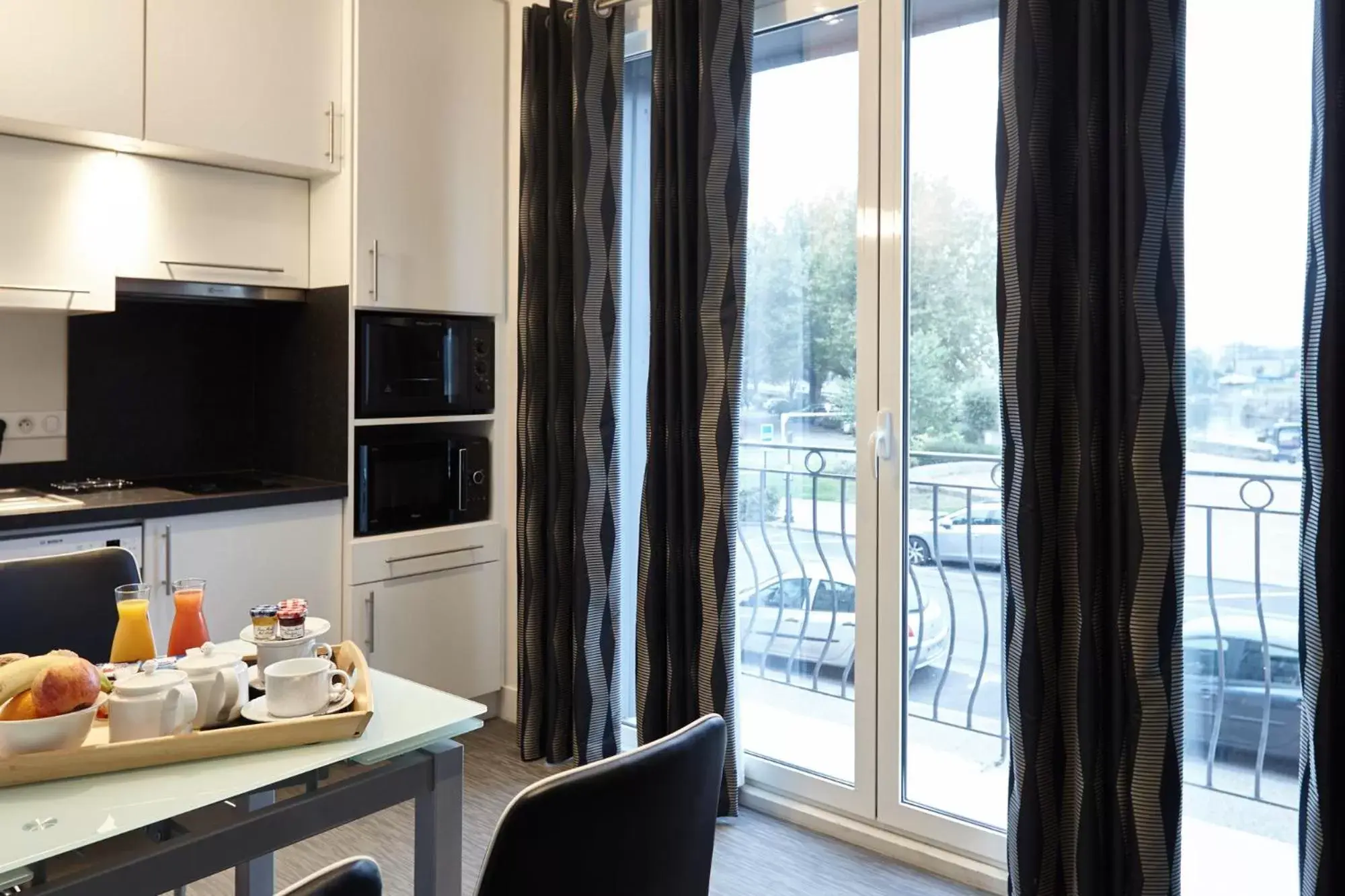 Kitchen or kitchenette, Dining Area in Best Western Le Cheval Blanc -Centre- Vieux Port