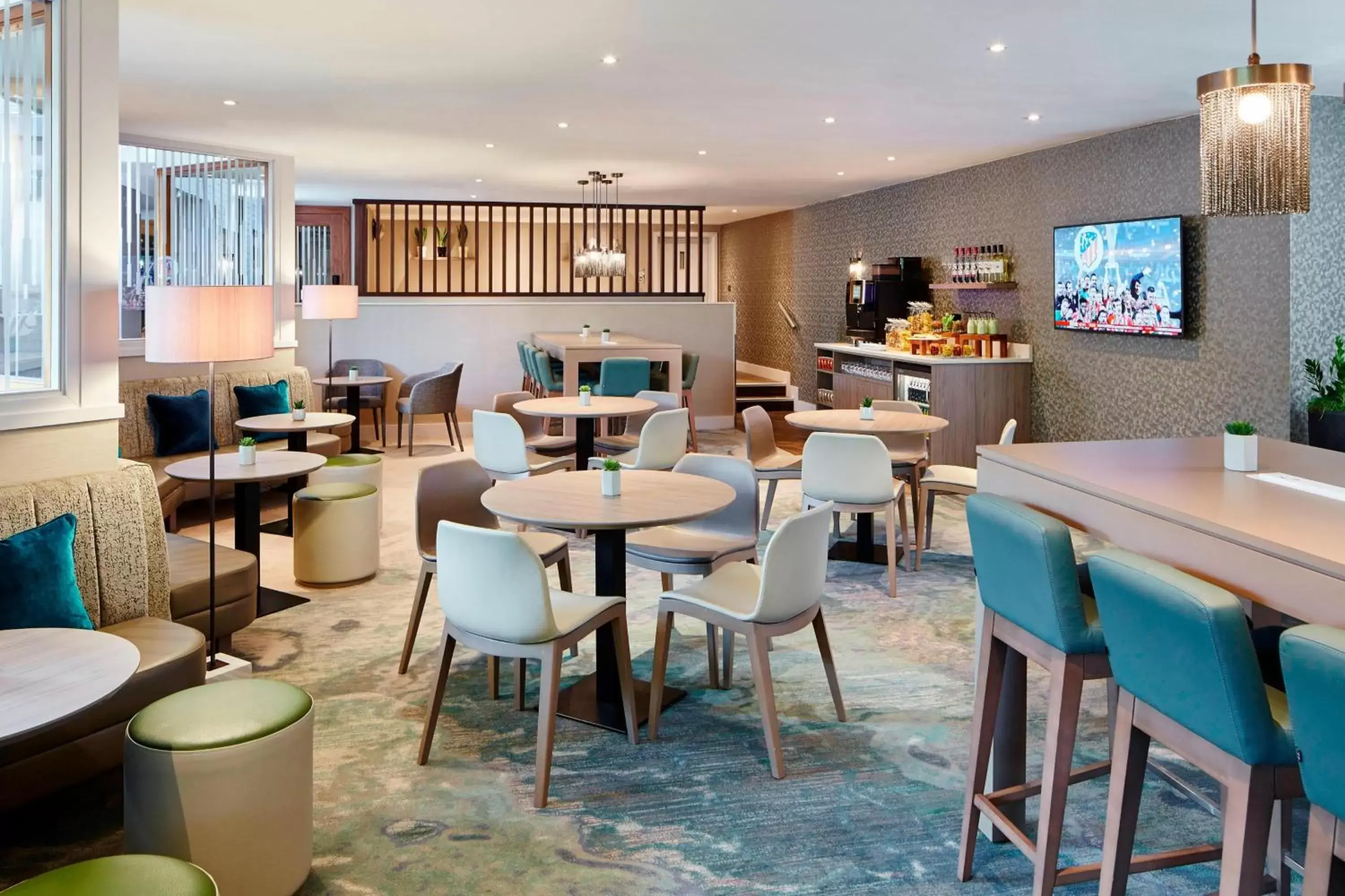 Lounge or bar, Lounge/Bar in Delta Hotels by Marriott Manchester Airport
