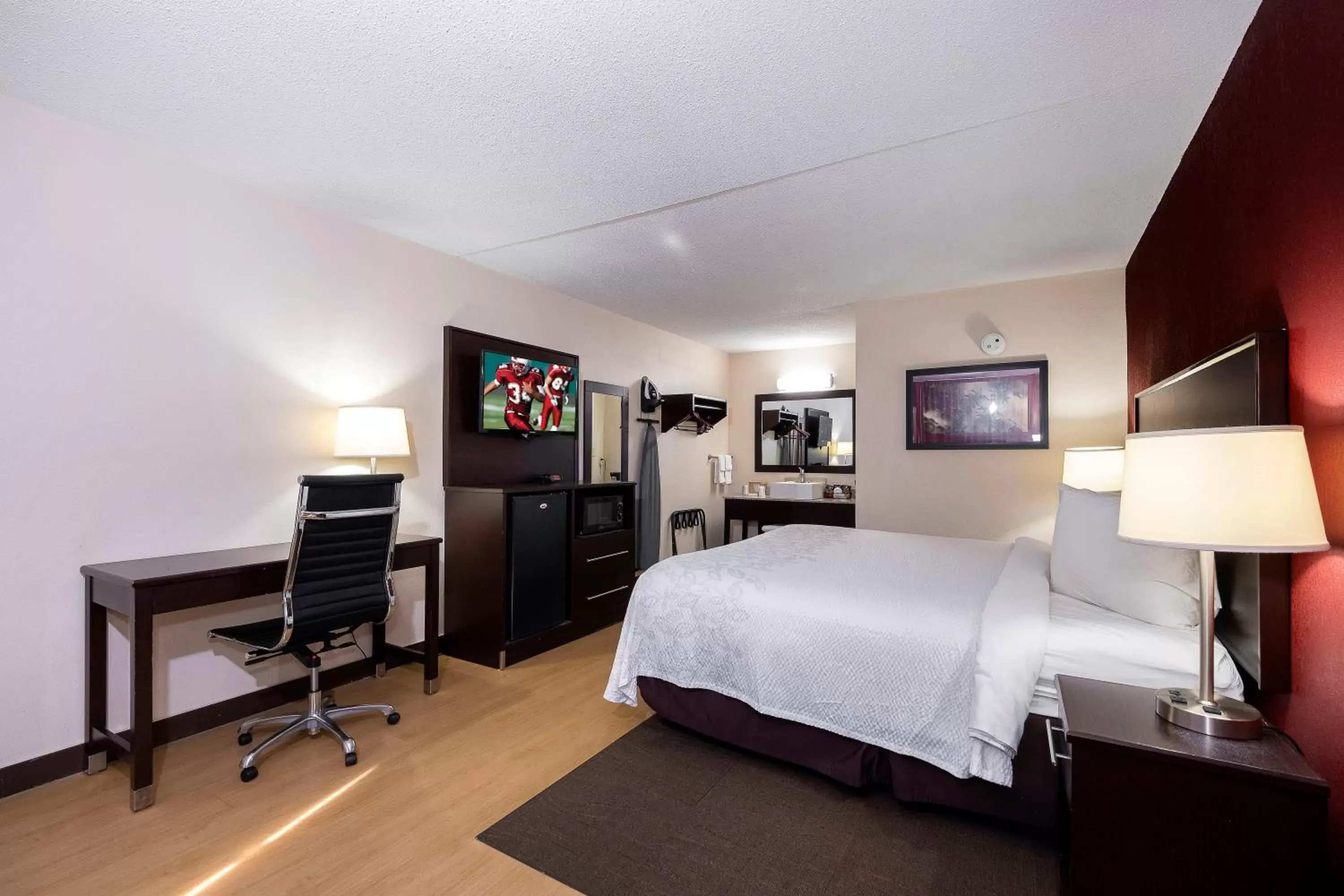 Photo of the whole room, TV/Entertainment Center in Red Roof Inn PLUS+ Huntsville – Madison