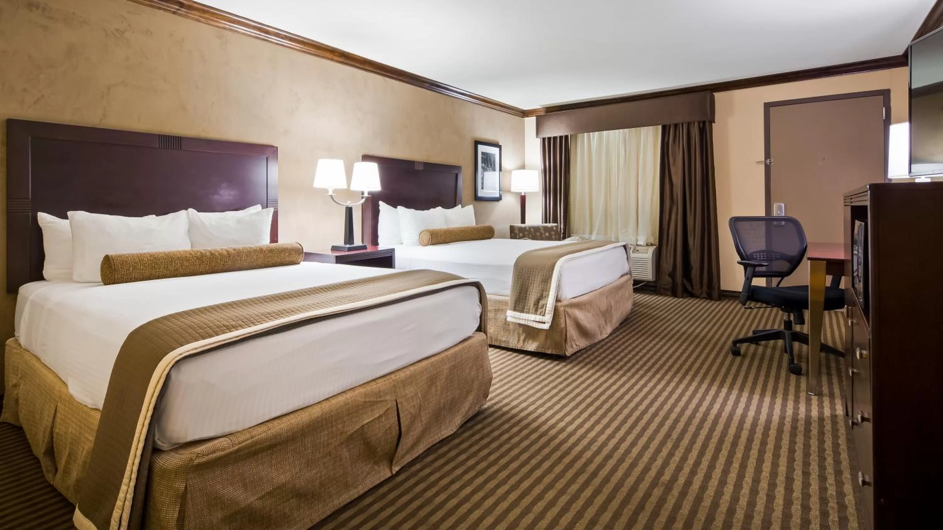 Bedroom, Bed in Best Western Plus Raton Hotel