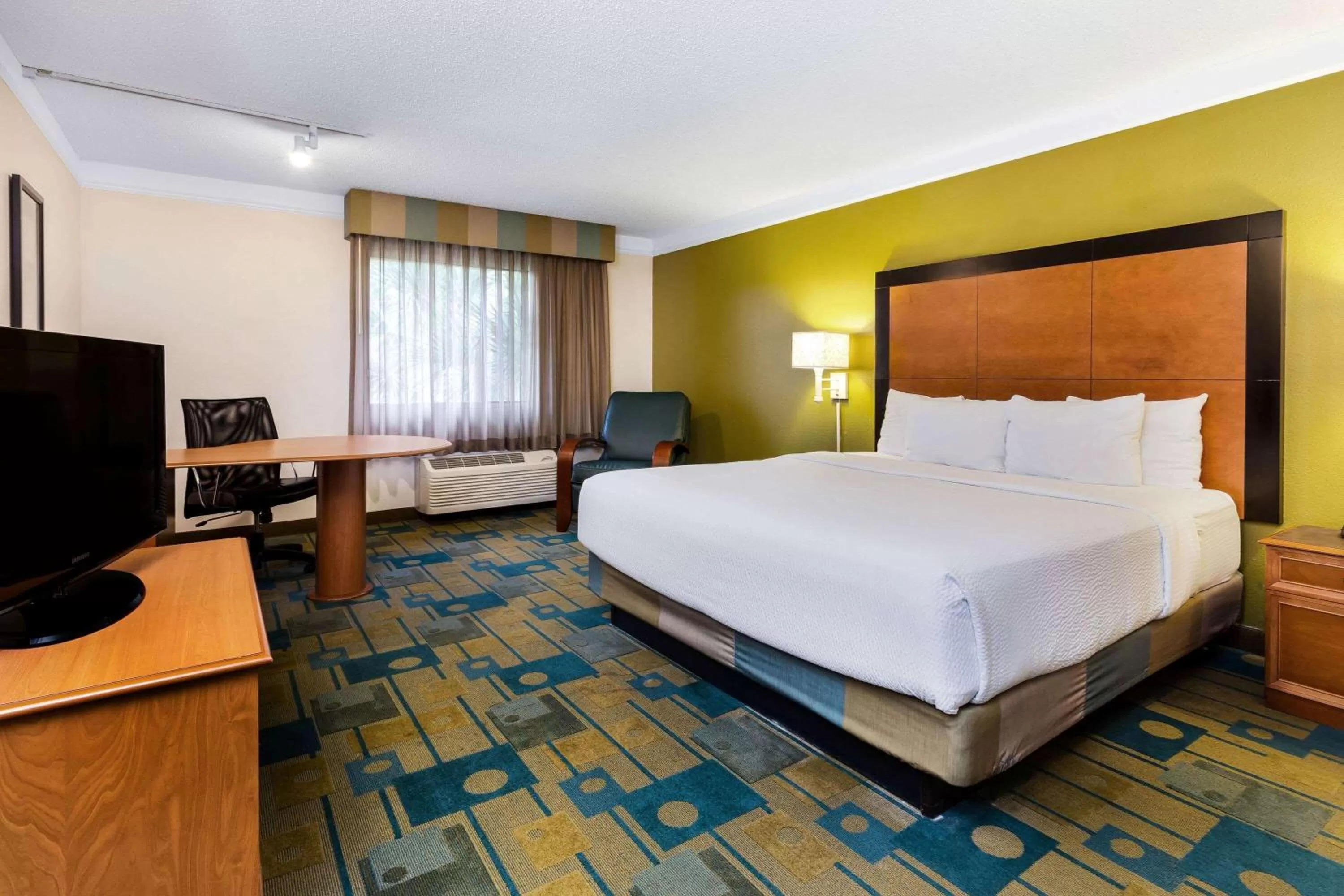 Photo of the whole room, Bed in La Quinta by Wyndham St. Pete-Clearwater Airport