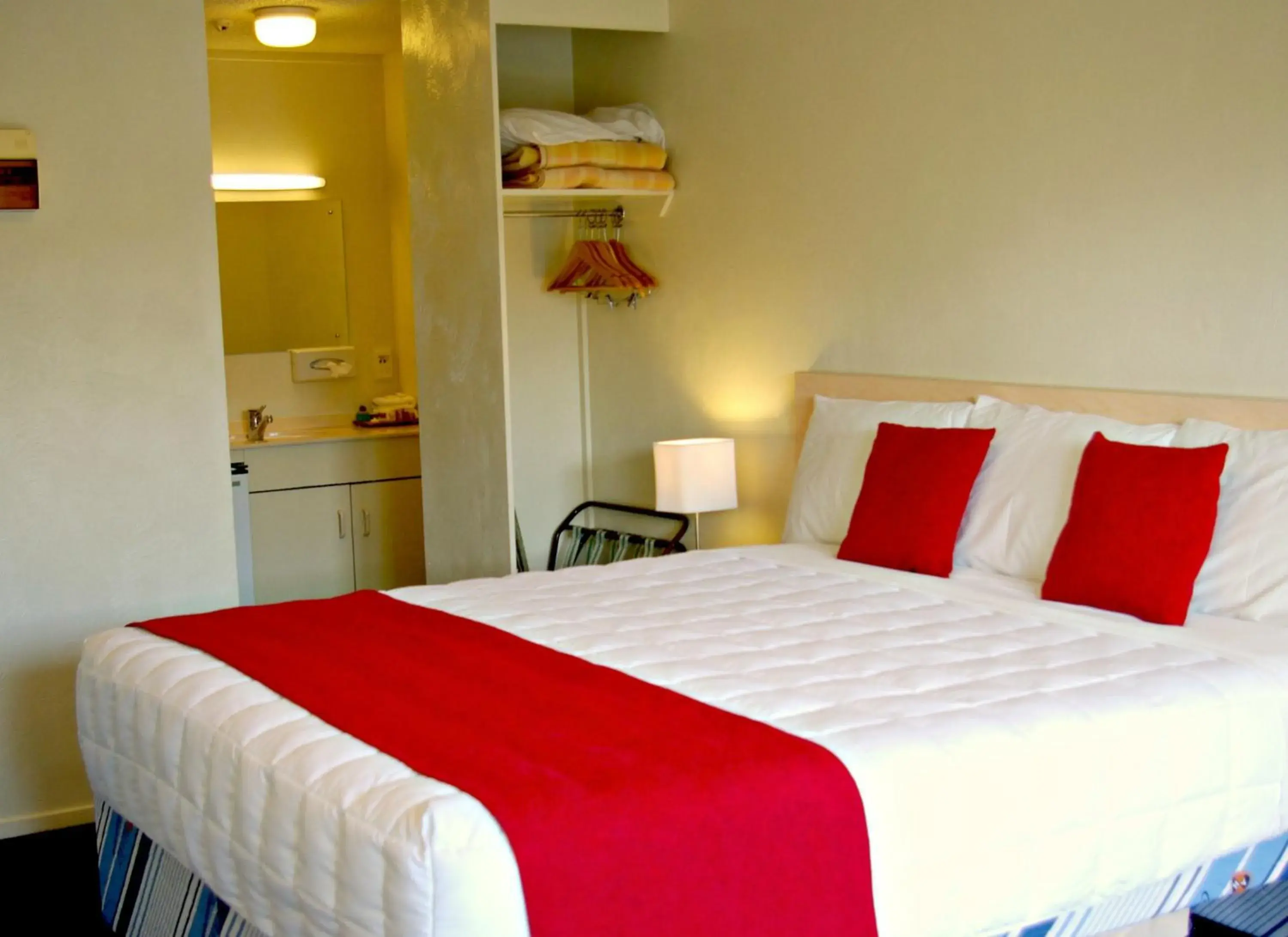 Photo of the whole room, Bed in Abbots Hamilton – Hotel and Conference Centre Photo of the whole room, Bed in Abbots Hamilton – Hotel and Conference Centre