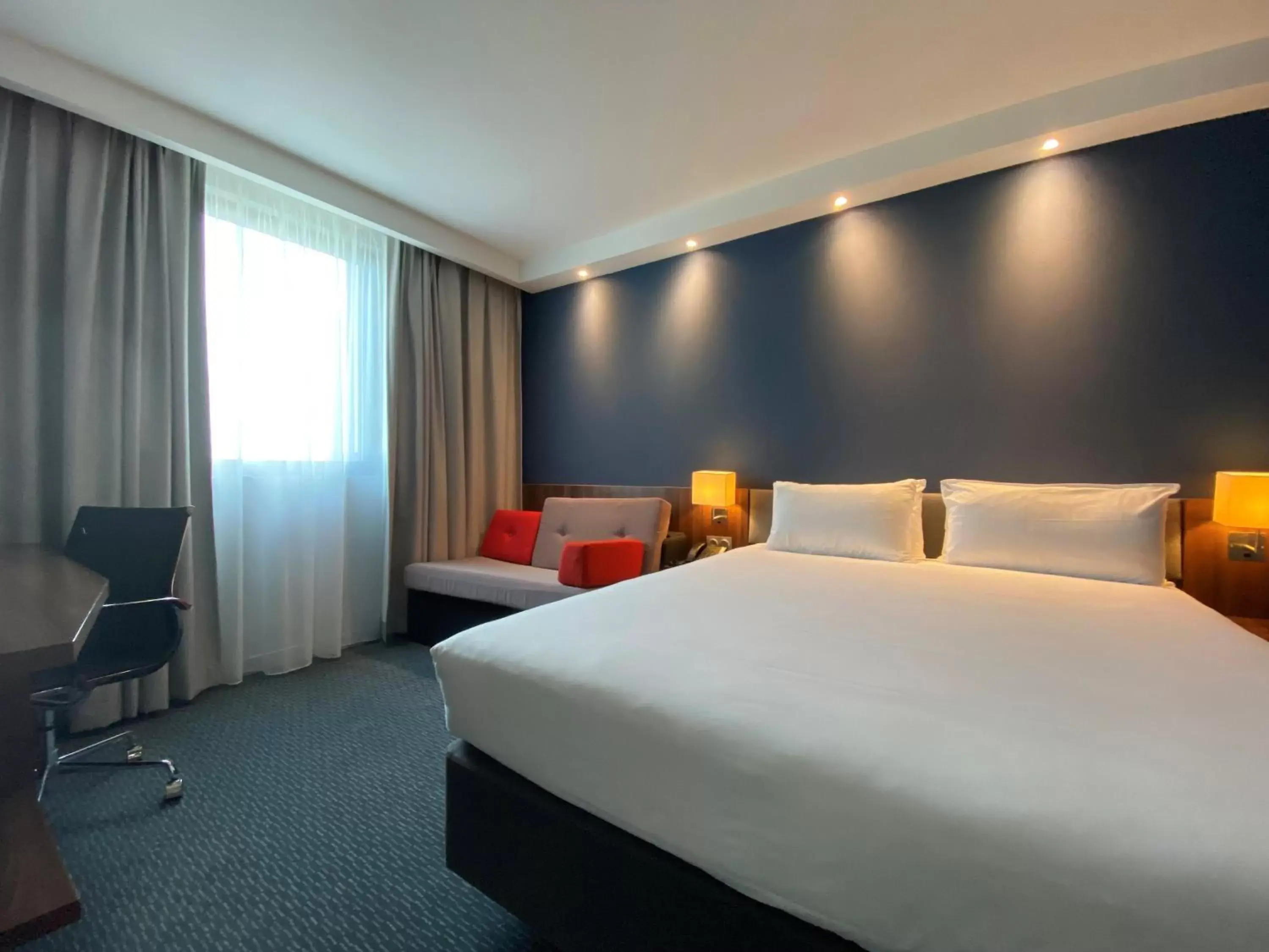 Photo of the whole room, Bed in Holiday Inn Express Dijon, an IHG Hotel