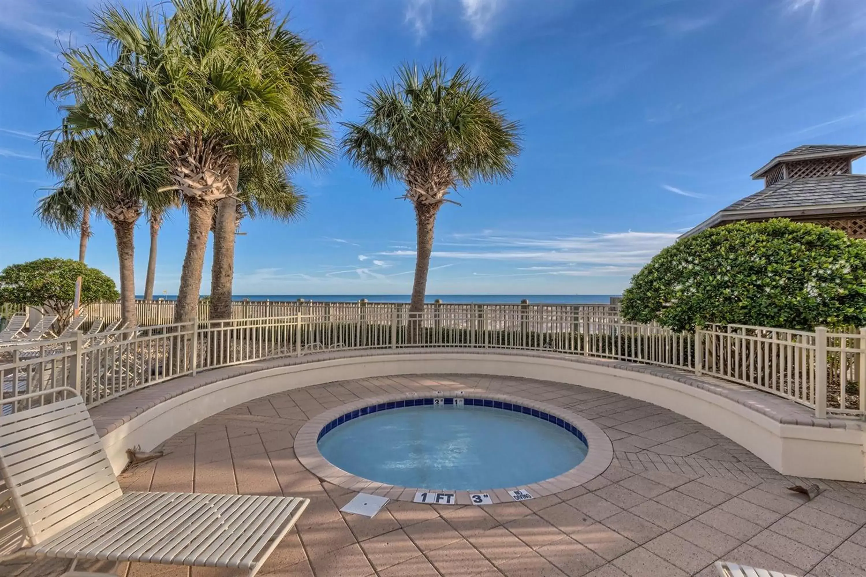 Hot Tub, Swimming Pool in The Beach Club Resort and Spa III