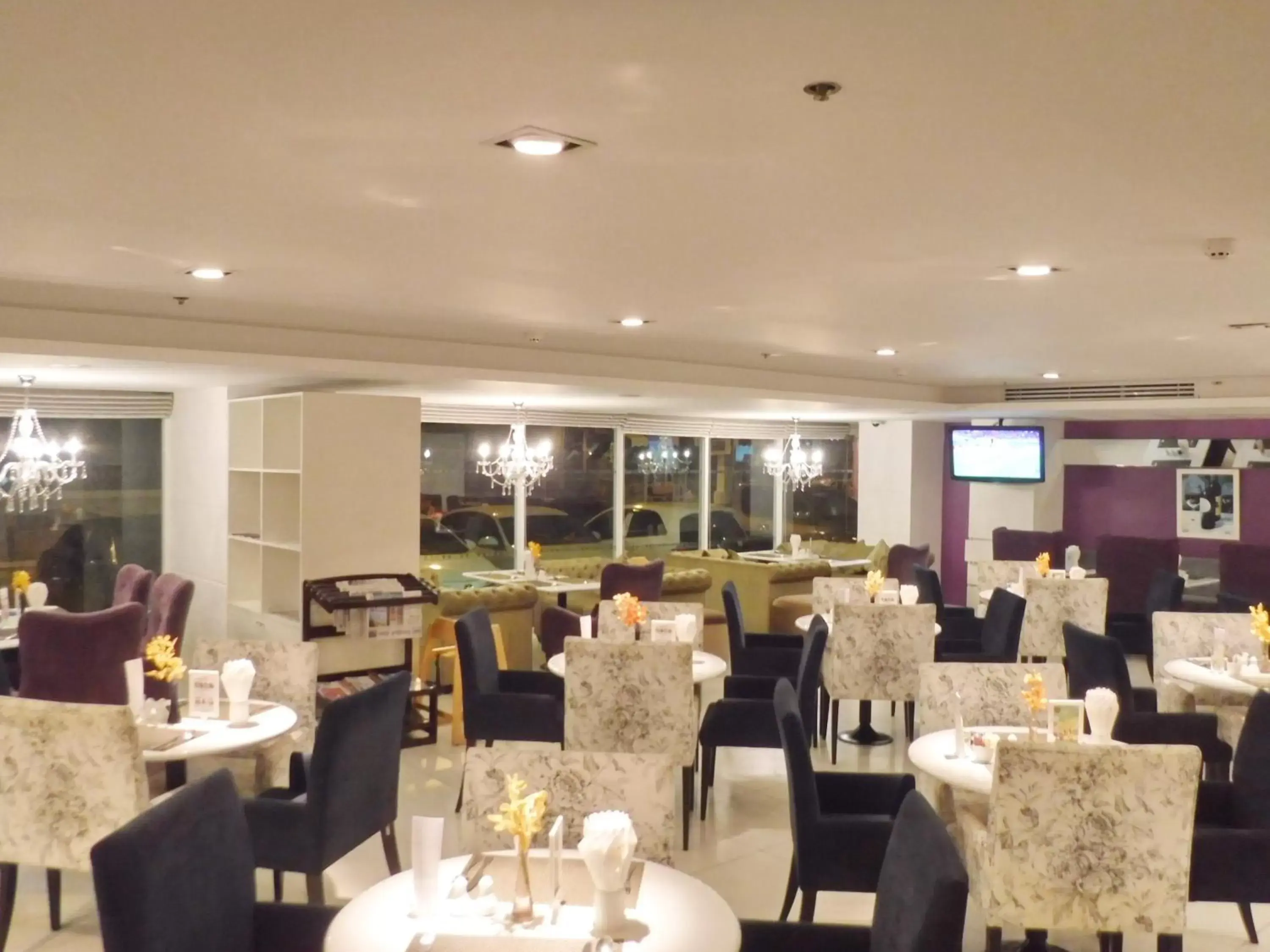 Breakfast, Restaurant/Places to Eat in Nova Park Hotel by Compass Hospitality