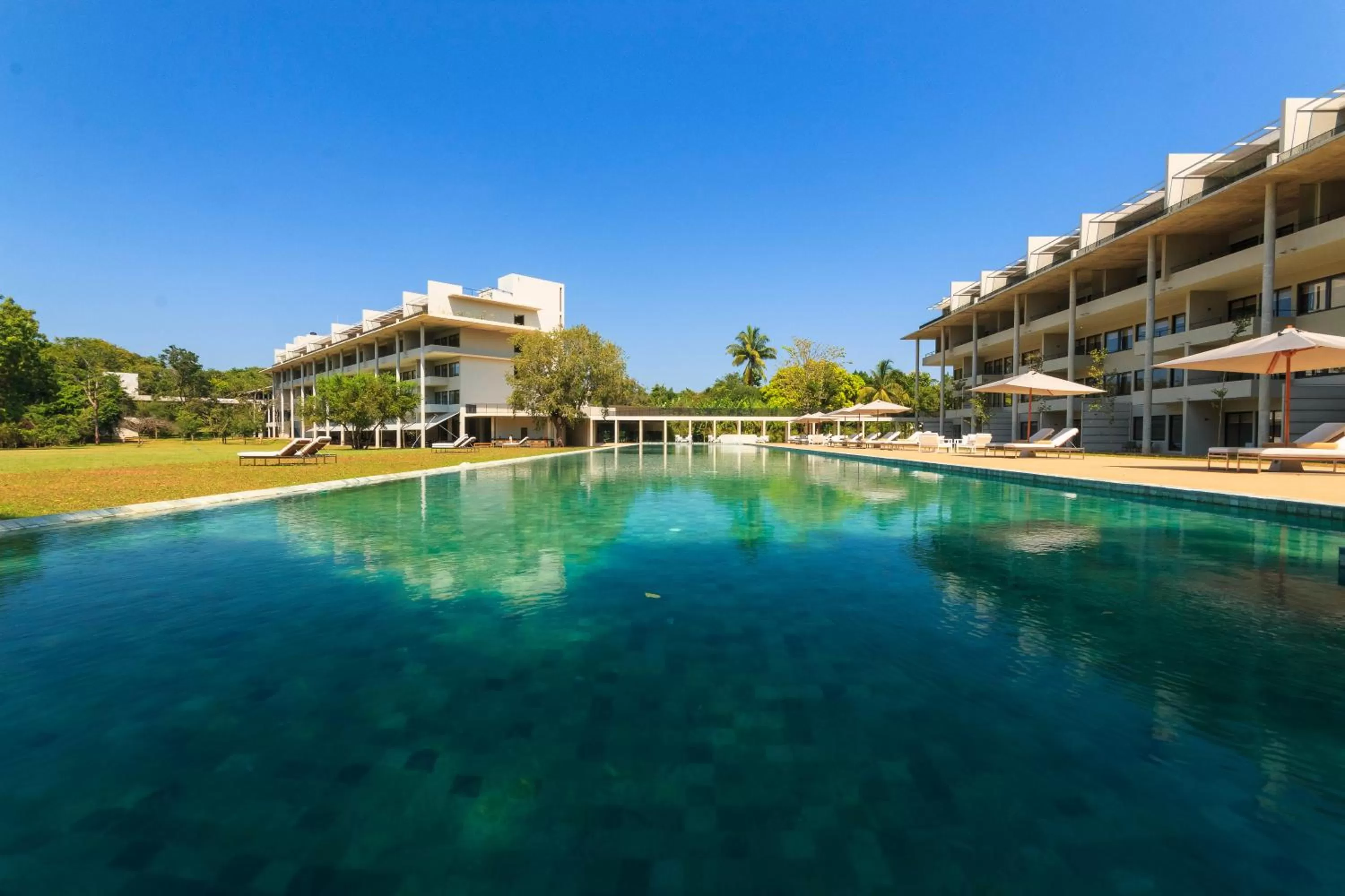 Swimming pool in Jetwing Lake