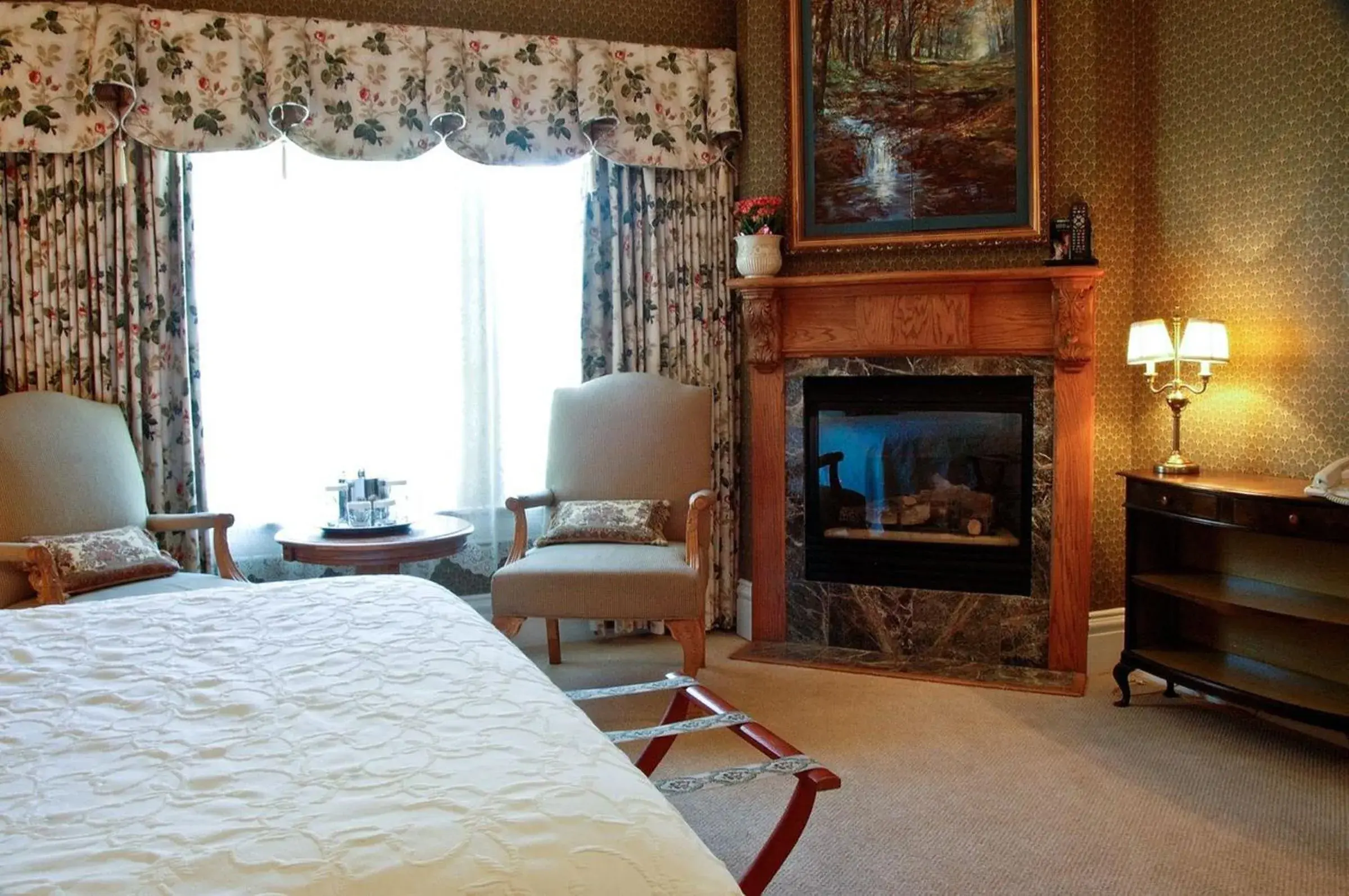 Seating area, TV/Entertainment Center in The Cliff House At Pikes Peak