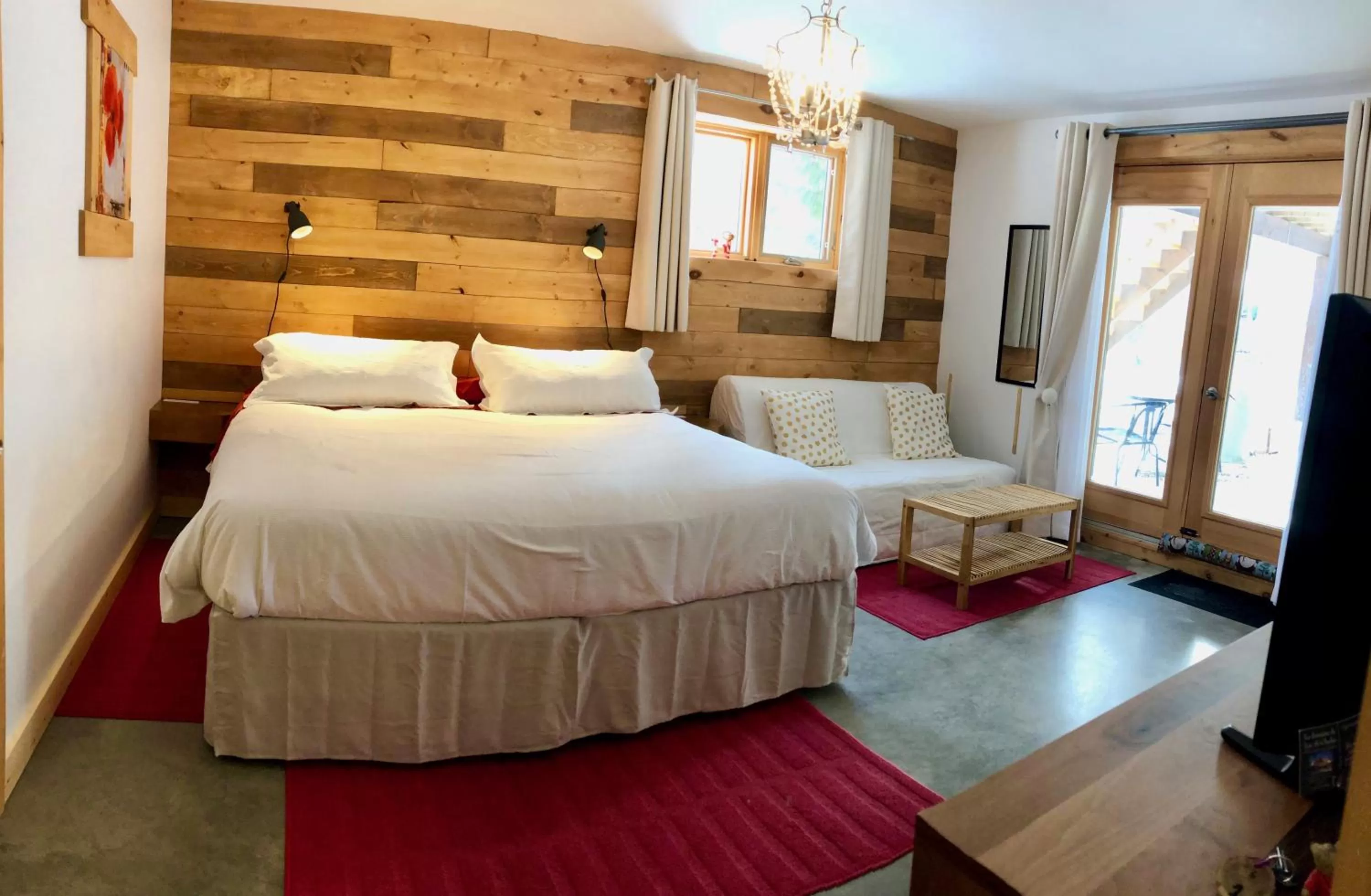 Shower, Bed in Le Domaine du Lac Saint Charles