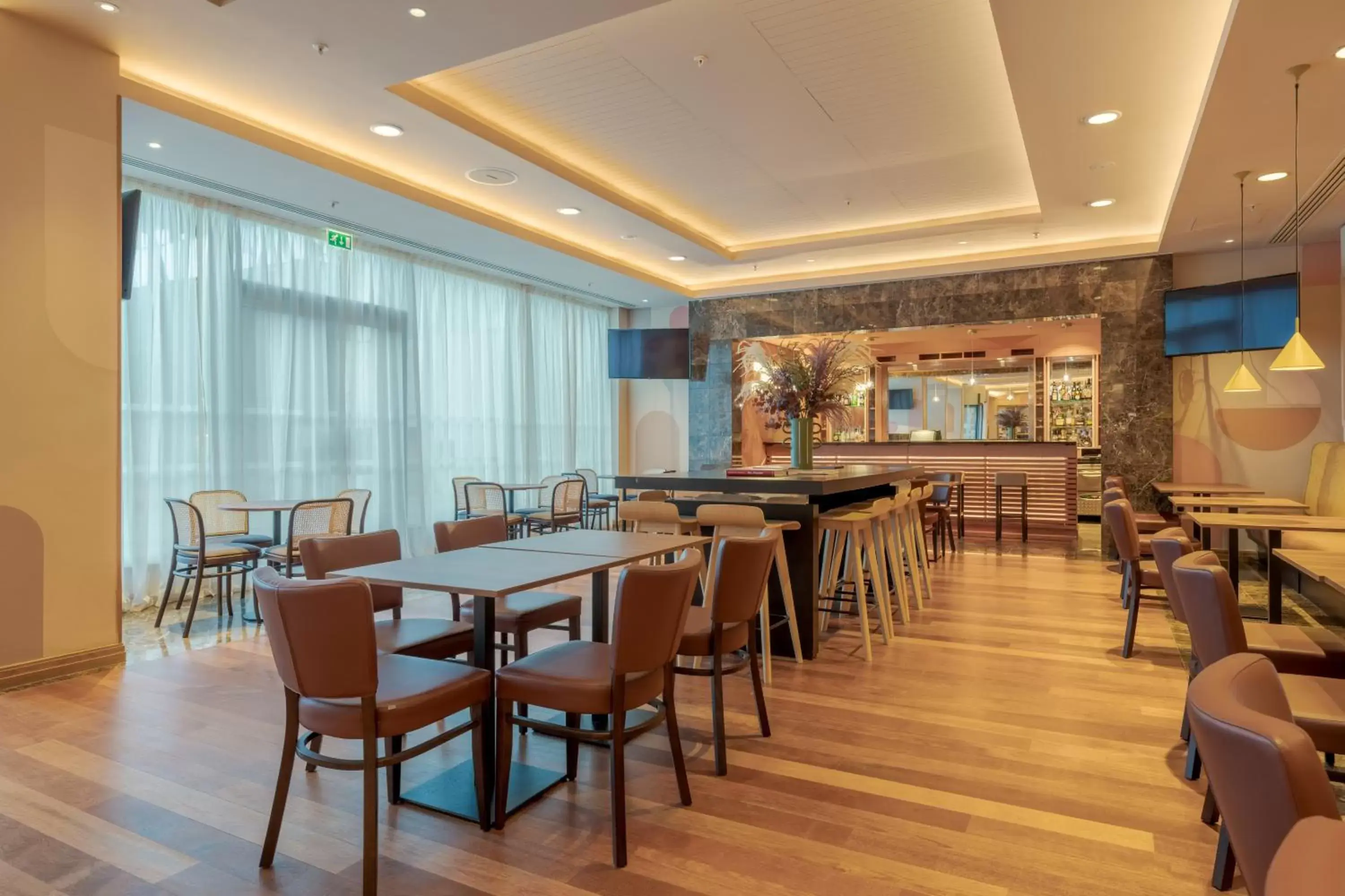 Lounge or bar, Restaurant/Places to Eat in Pestana Chelsea Bridge Hotel