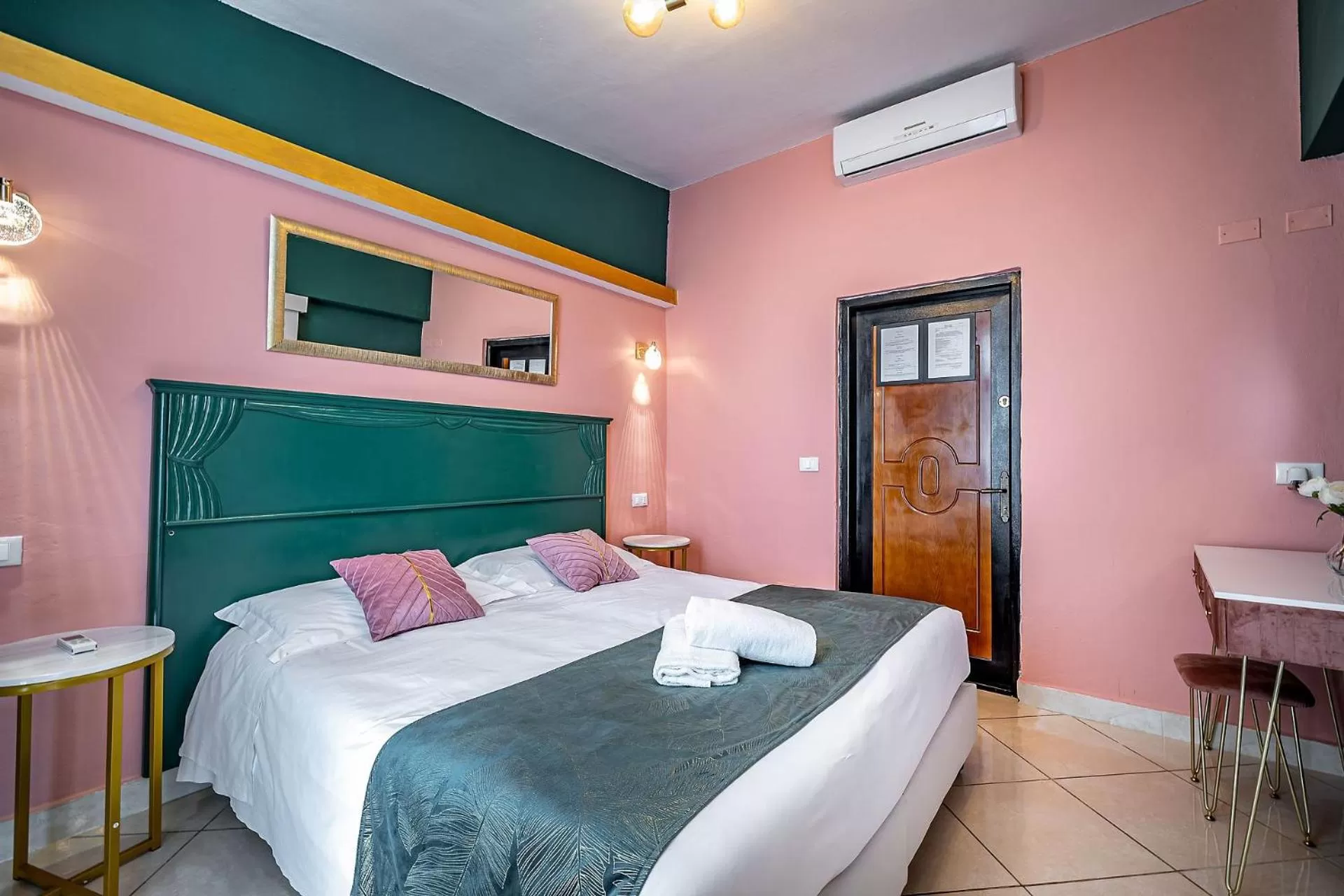 Bedroom, Bed in HOTEL VENETO con accesso ZTL