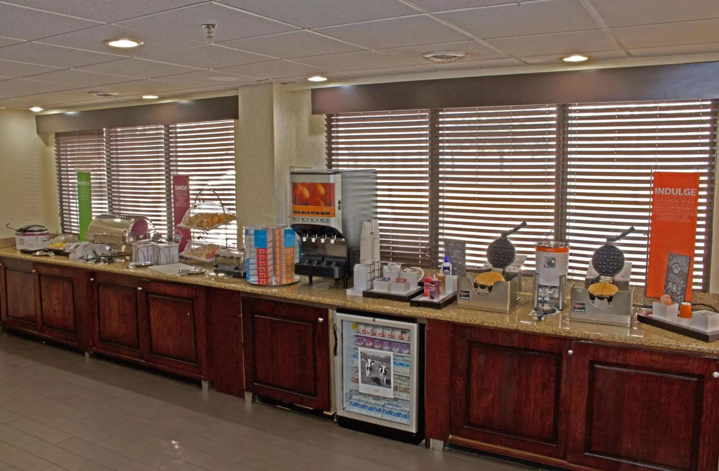 Dining area, Restaurant/Places to Eat in Hampton Inn Norfolk/Chesapeake - Greenbrier Area