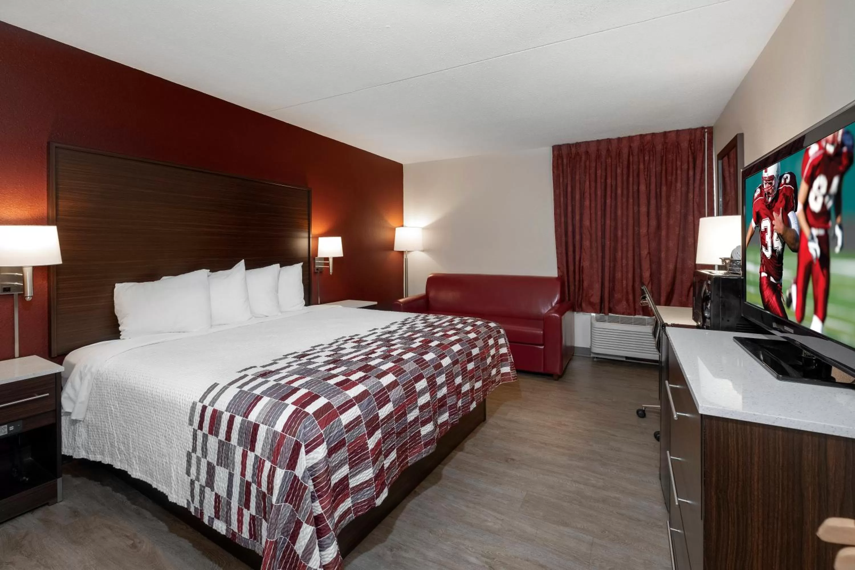 Bedroom, Bed in Red Roof Inn Leesburg, VA