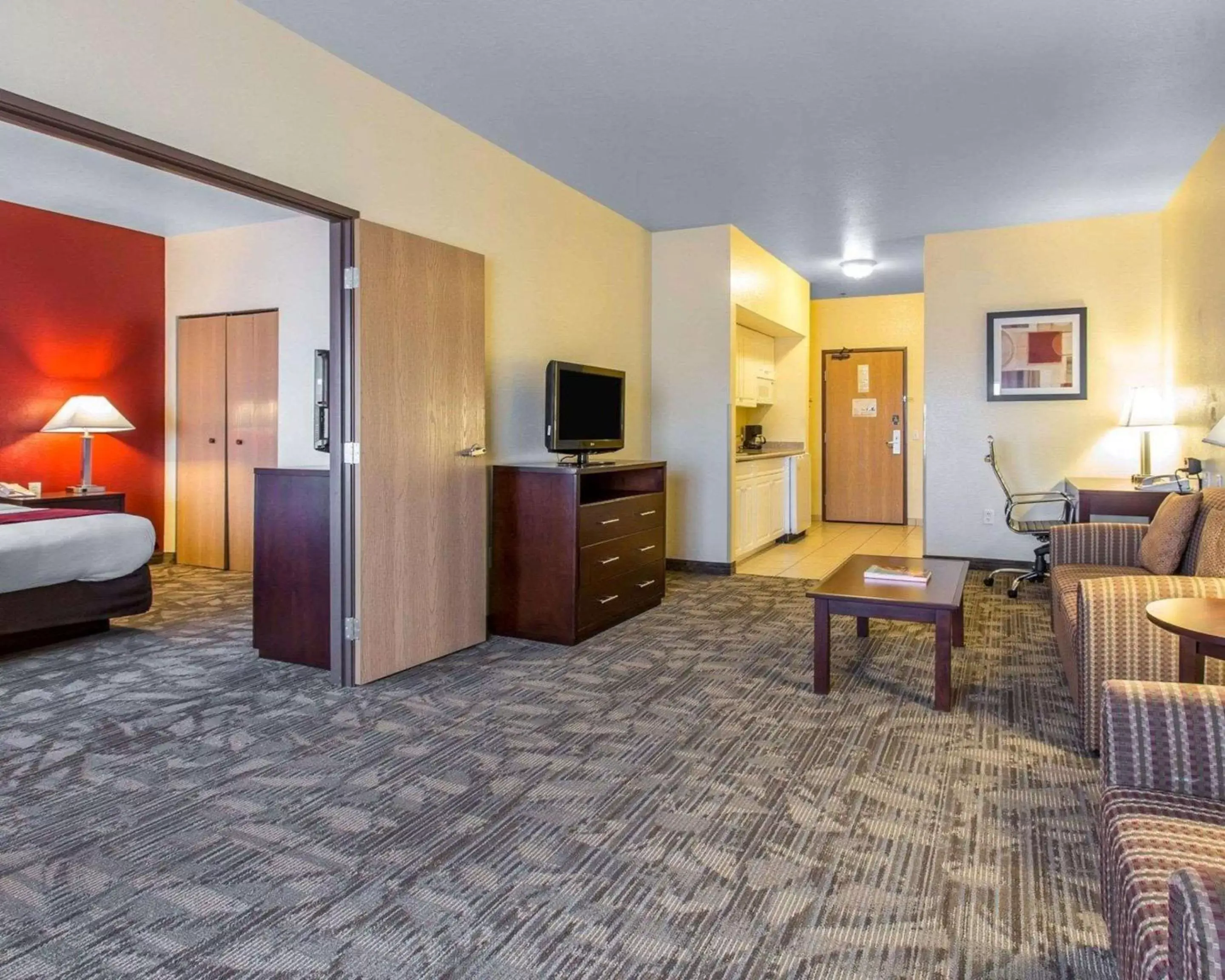 Photo of the whole room, TV/Entertainment Center in Comfort Suites Palm Desert I-10