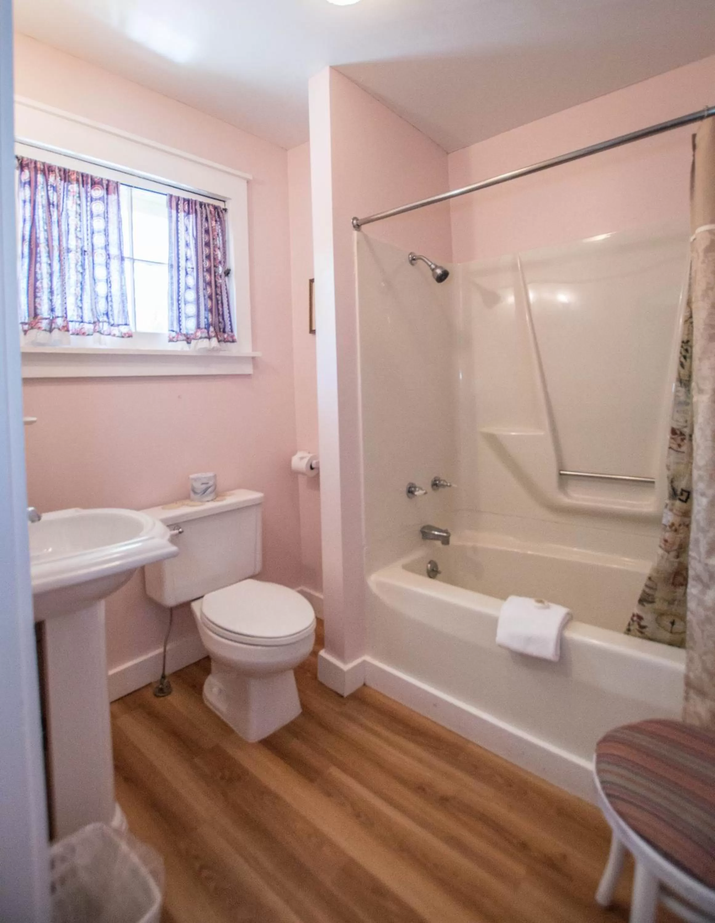 Shower in Terrace Inn and 1911 Restaurant