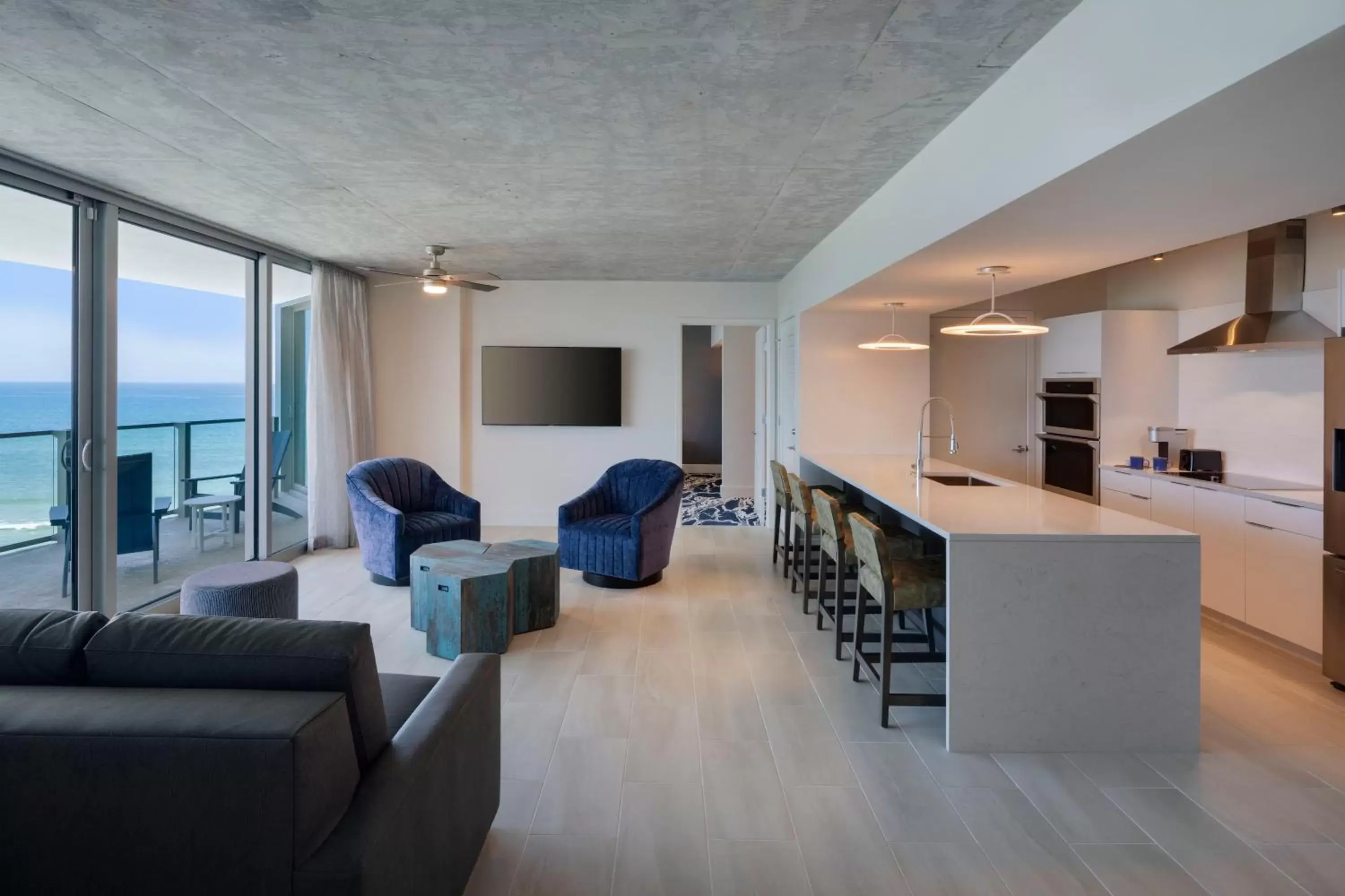 Kitchen or kitchenette, Seating Area in Max Beach Resort