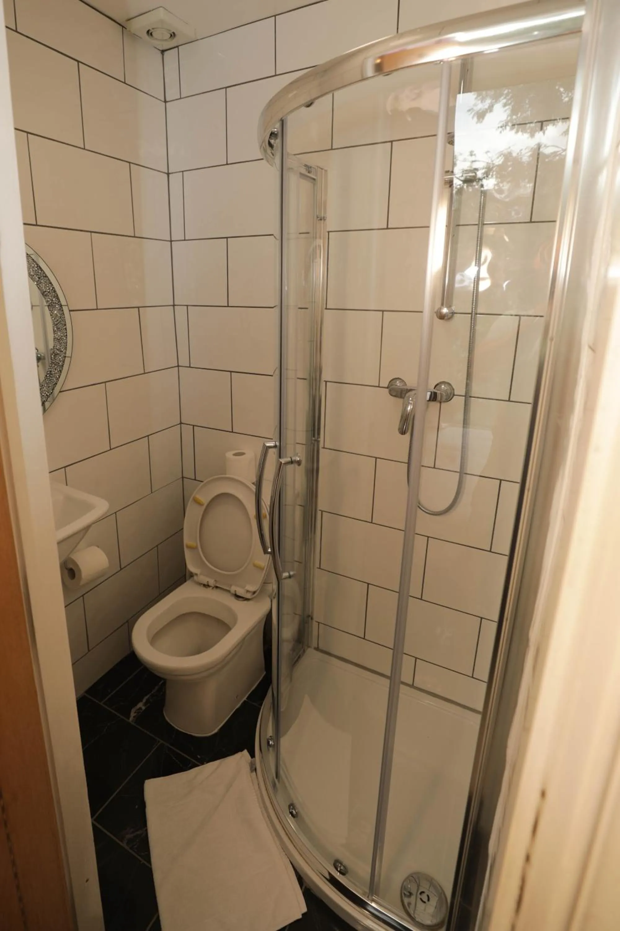 Toilet in Holland Inn Hotel