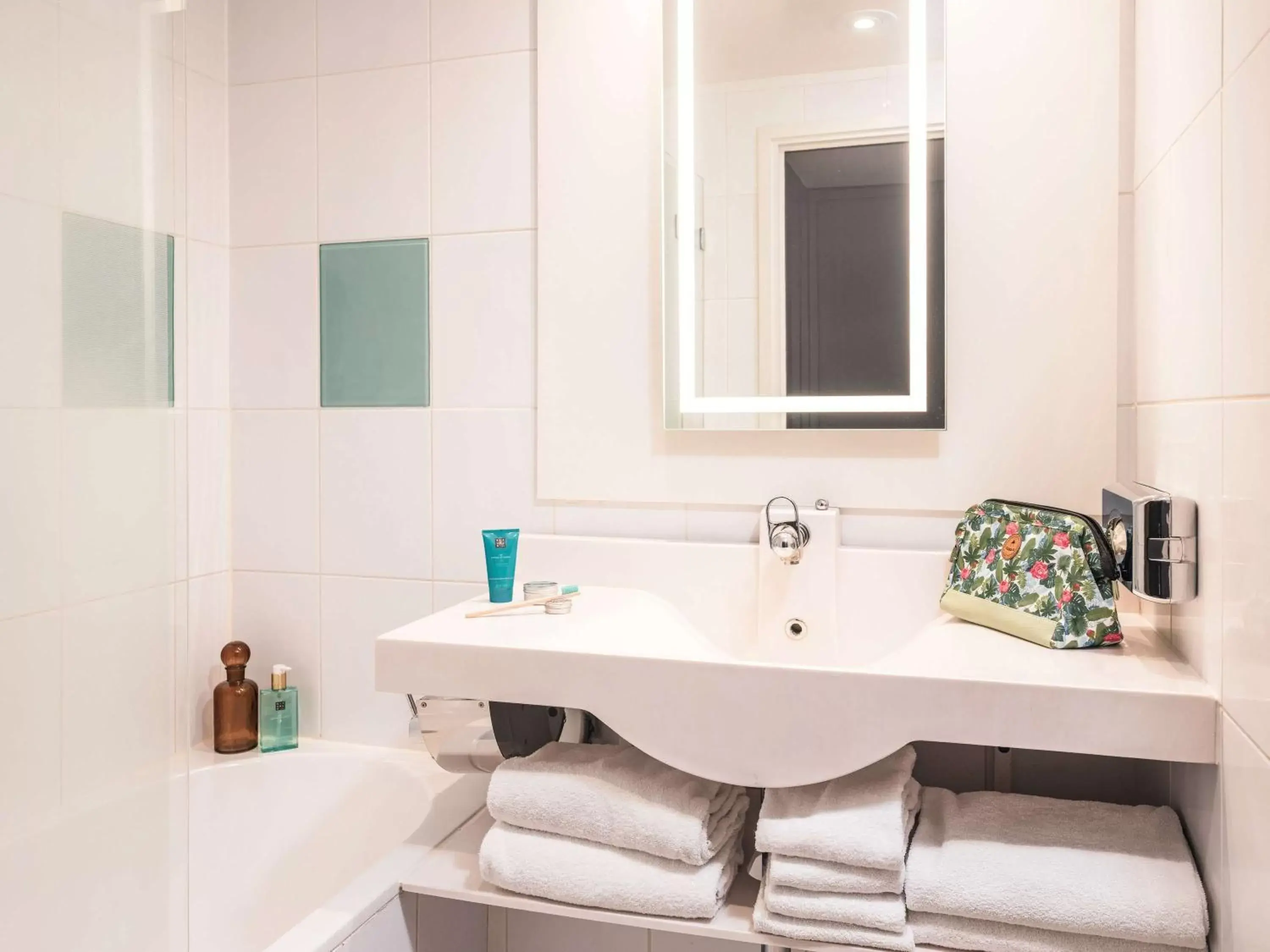 Photo of the whole room, Bathroom in Novotel Paris Vaugirard Montparnasse