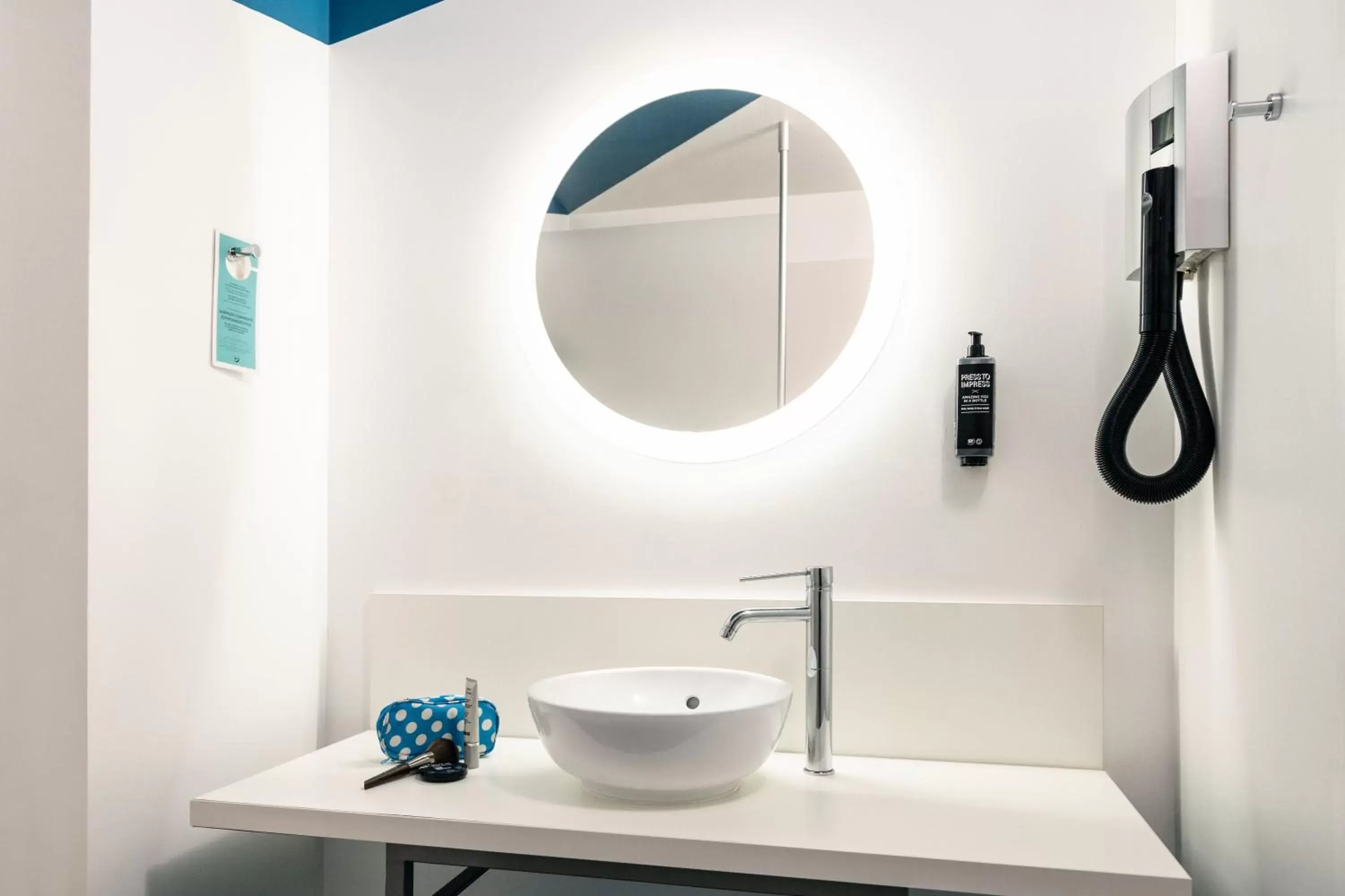Bathroom in ibis Styles Toulon Centre Port
