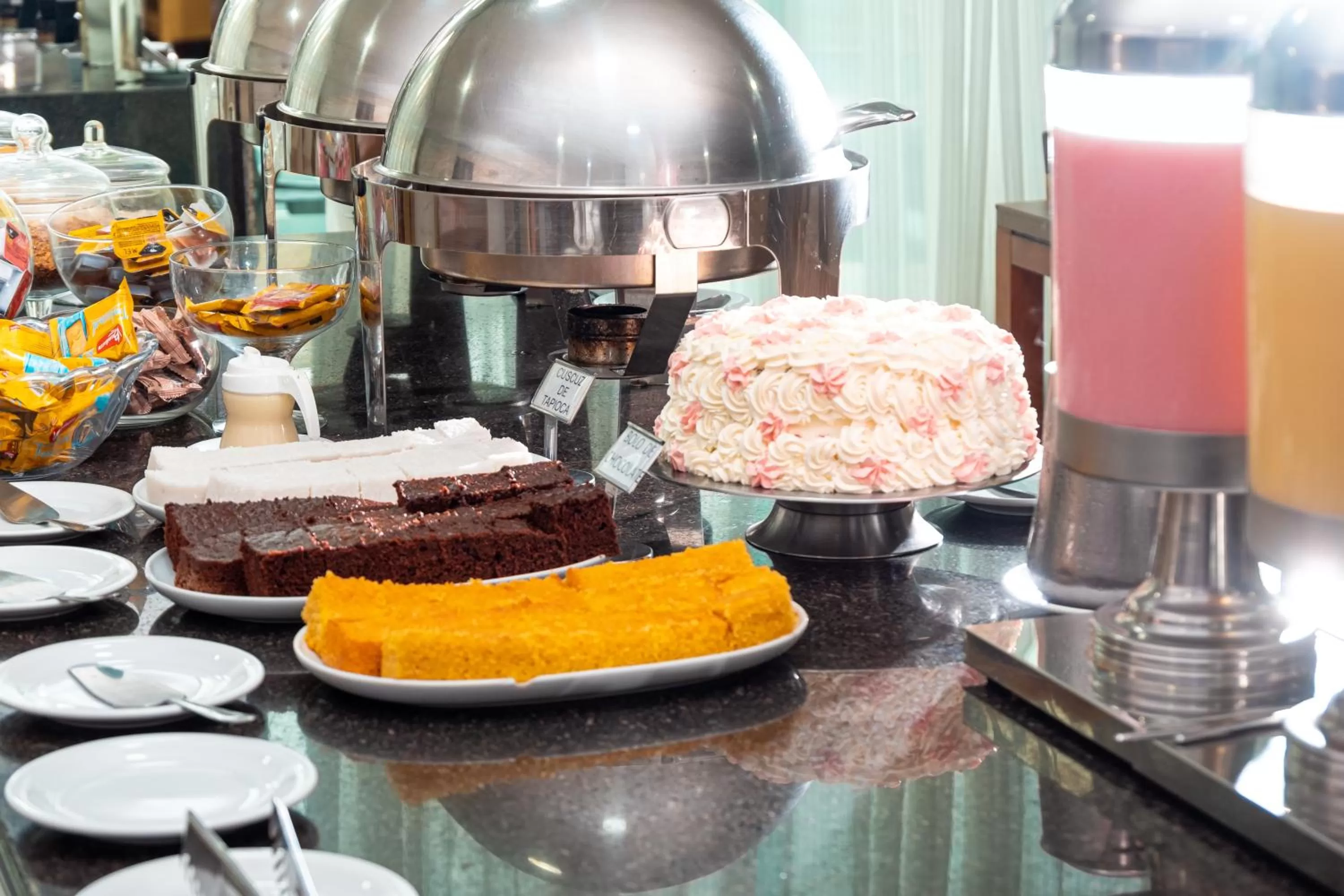 Food and drinks in Hotel Golden Park Salvador By Nacional Inn