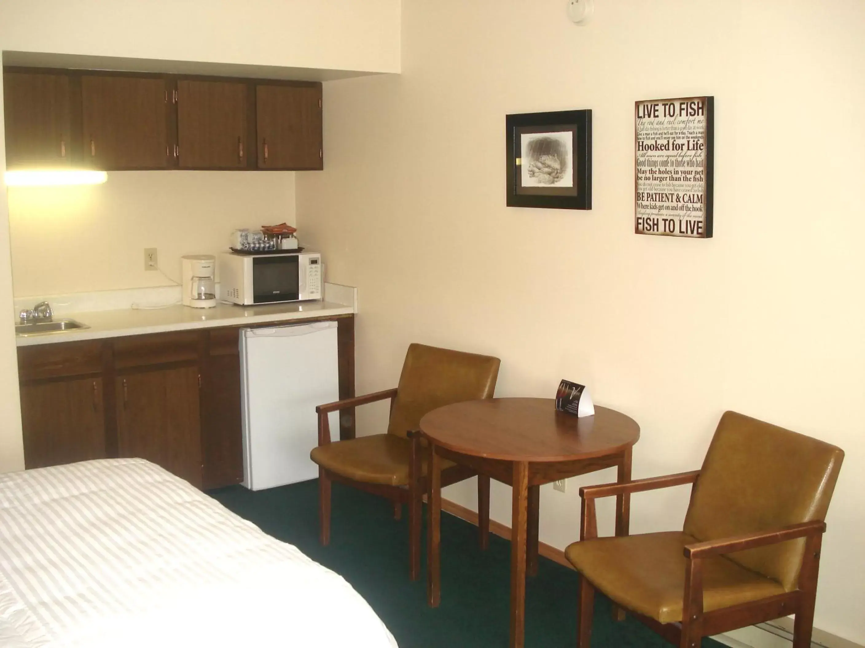 Seating area, Kitchen/Kitchenette in Motel Tyrol