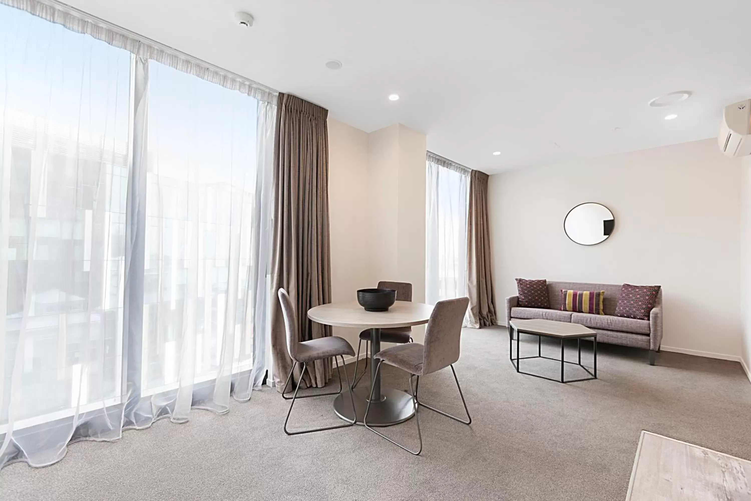 Living room, Seating Area in Ramada Suites Victoria Street West