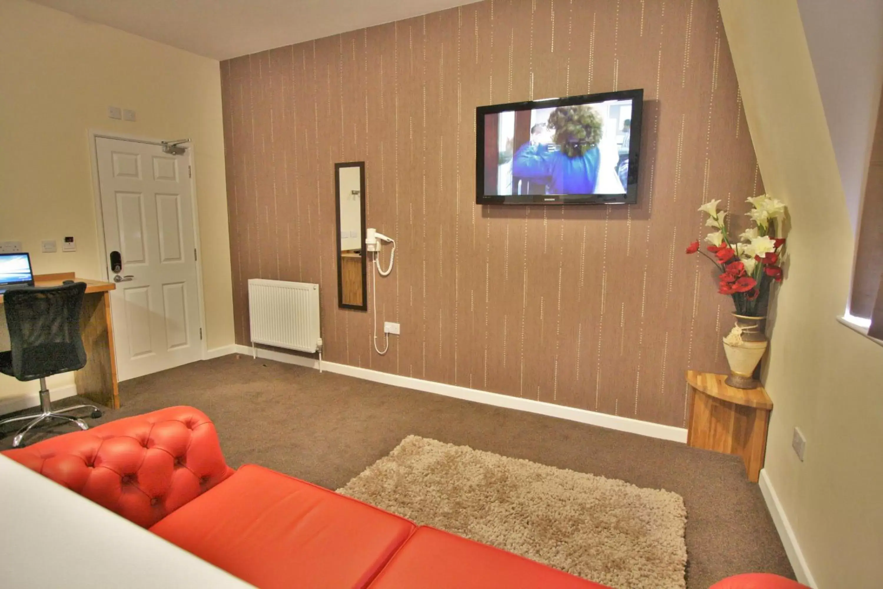 Living room, TV/Entertainment Center in Central Hotel Gloucester by RoomsBooked