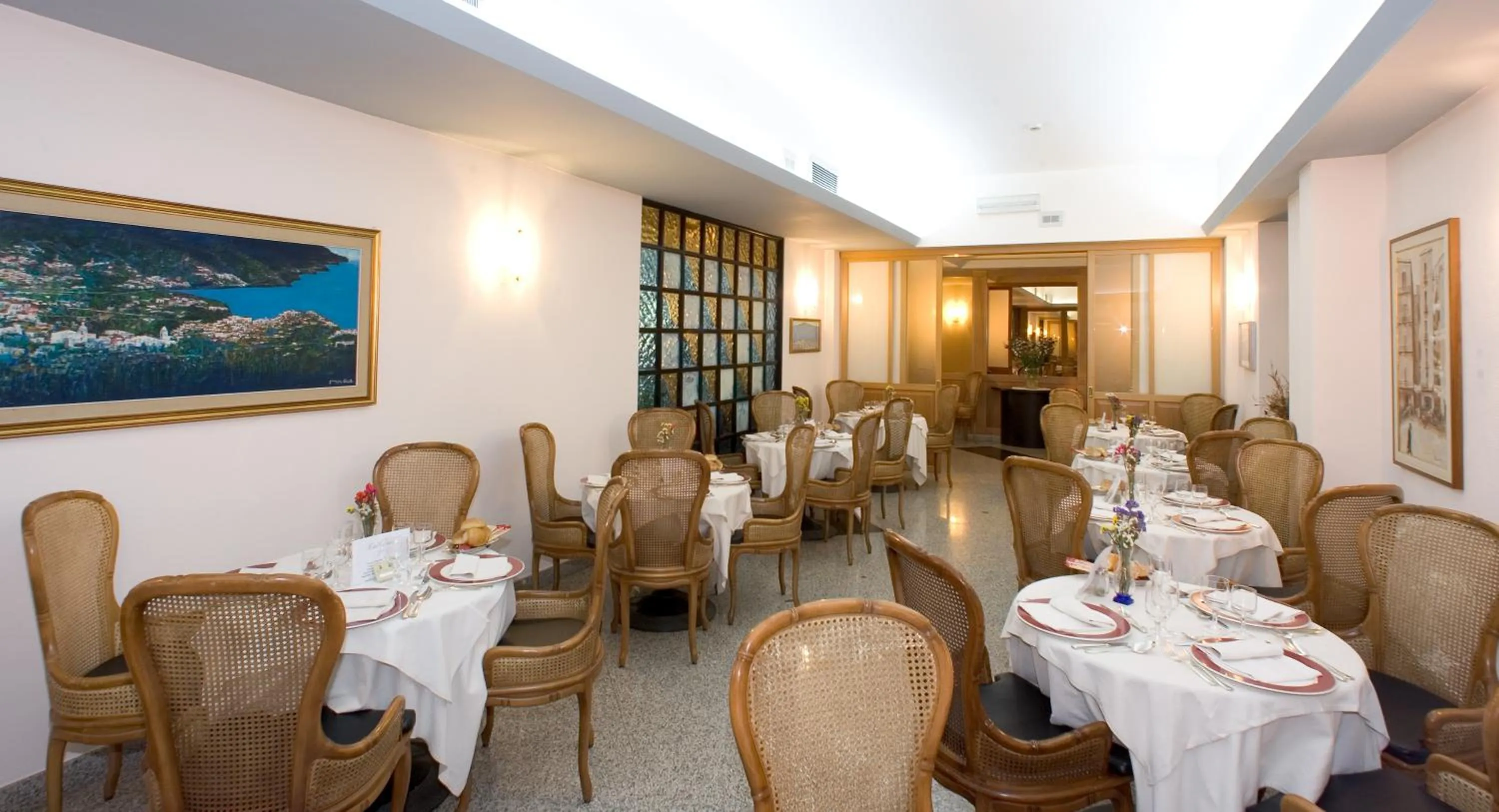 Restaurant/places to eat in Hotel Caravel