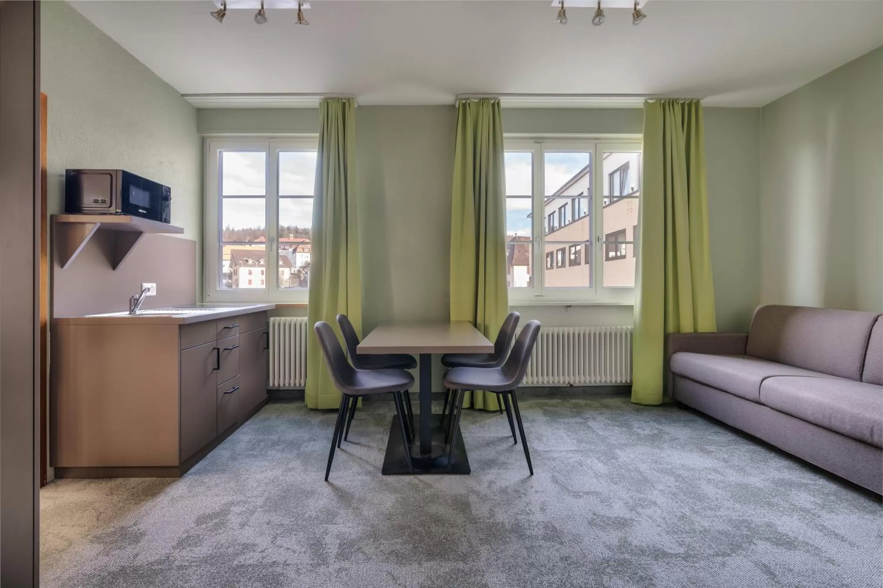 Kitchen or kitchenette, Seating Area in flexymotel Schönenwerd