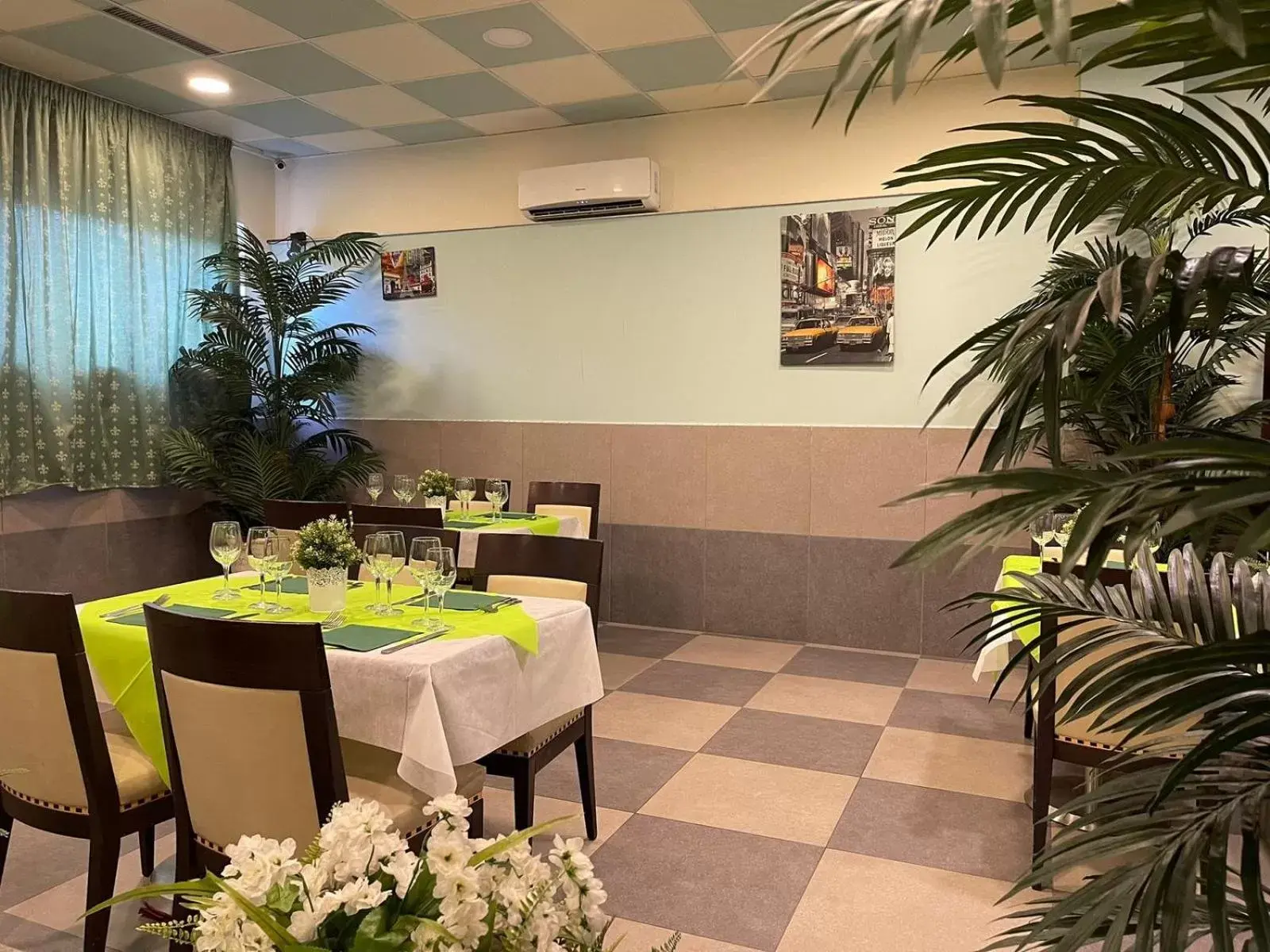 Restaurant/Places to Eat in Capodichino International Hotel