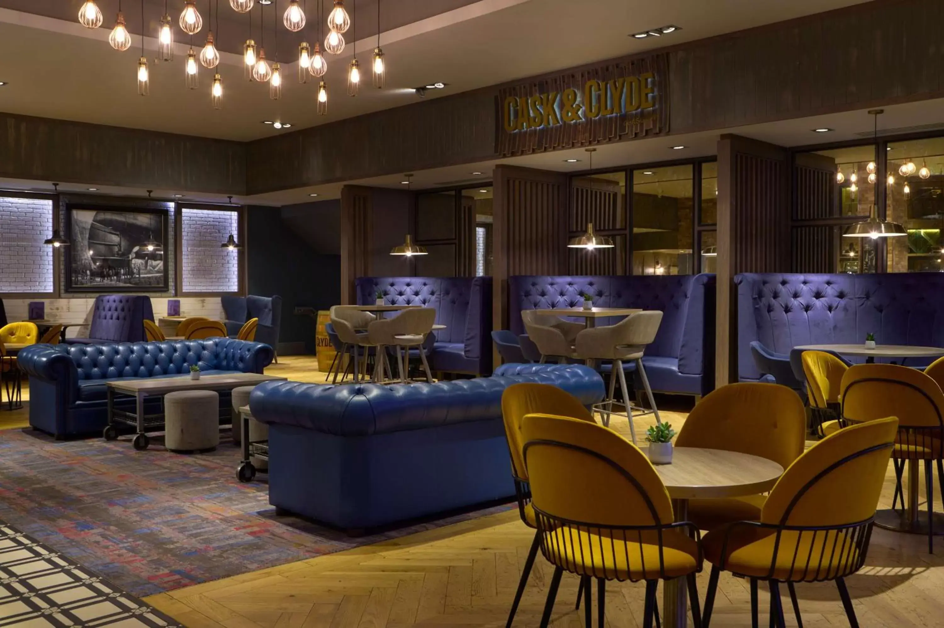 Lounge or bar in DoubleTree by Hilton Glasgow Central