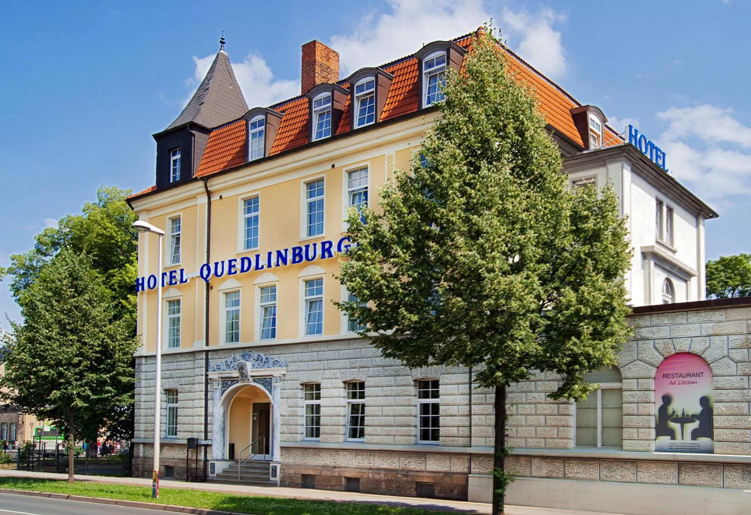 Property building in REGIOHOTEL Quedlinburger Hof - #HistorischerCharme #ZentraleLage #Wellness #FreeParking