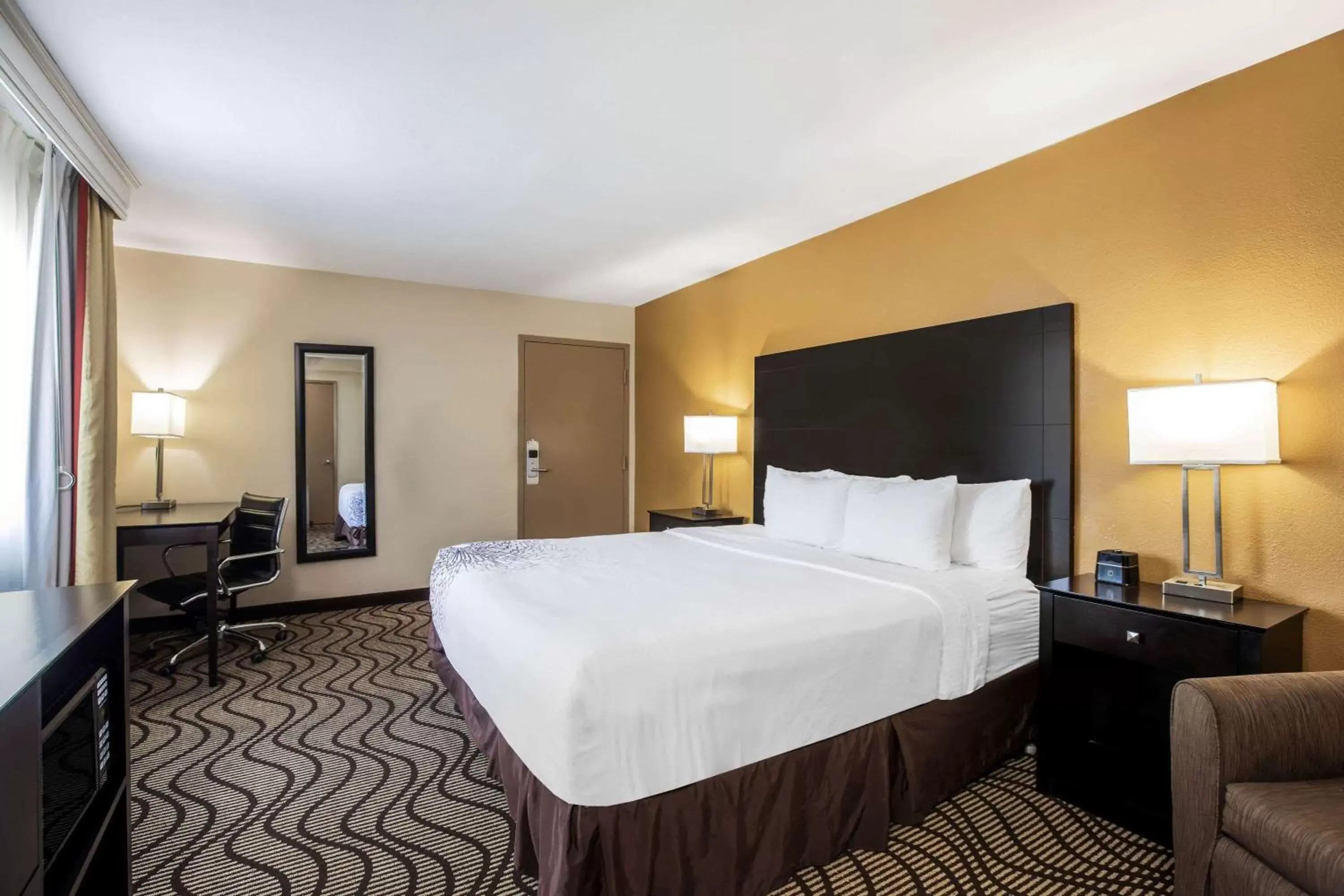 Photo of the whole room, Bed in La Quinta by Wyndham Carlsbad - Legoland Area