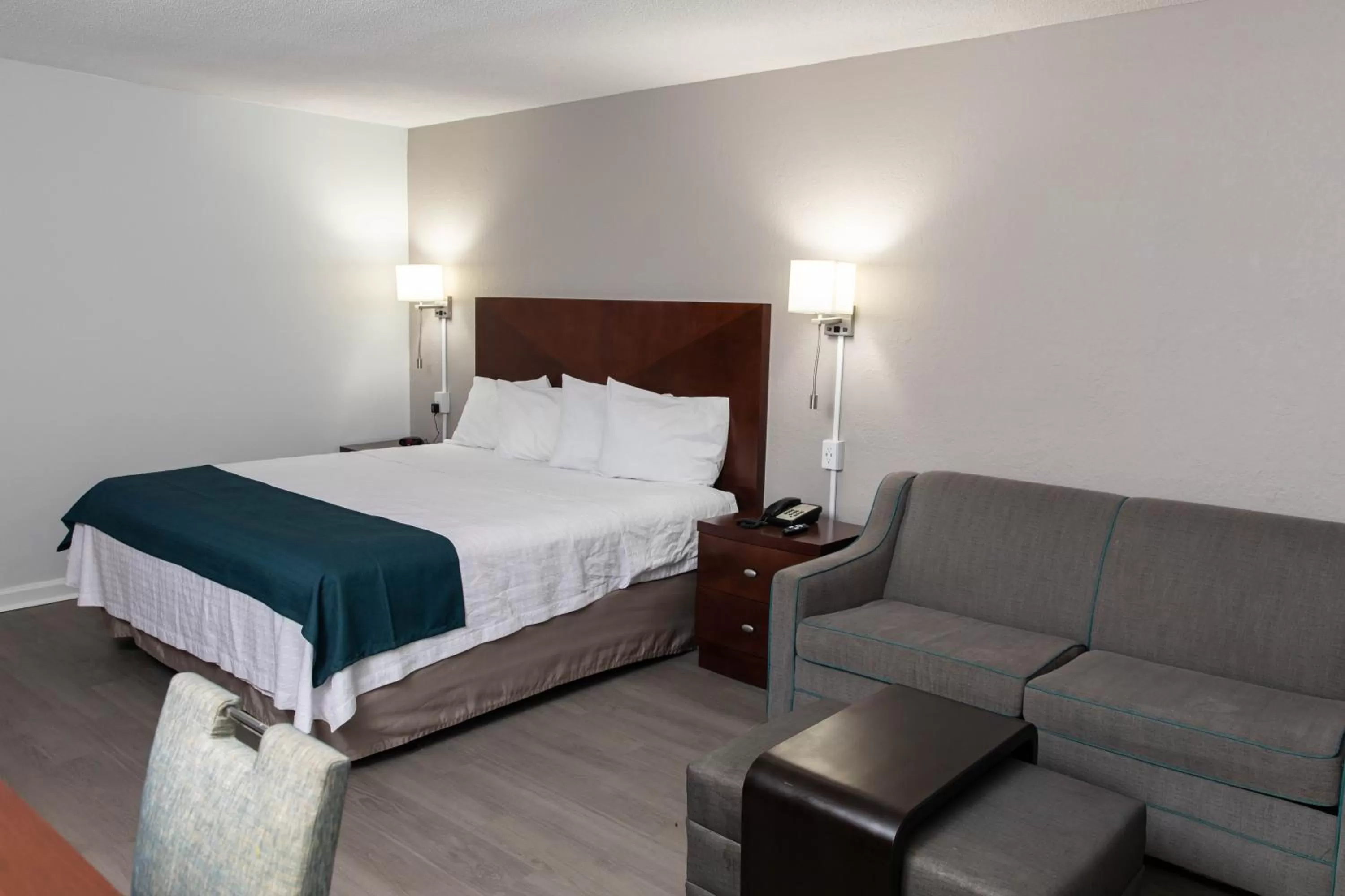 Seating area, Bed in Studio 6 Ocala, FL