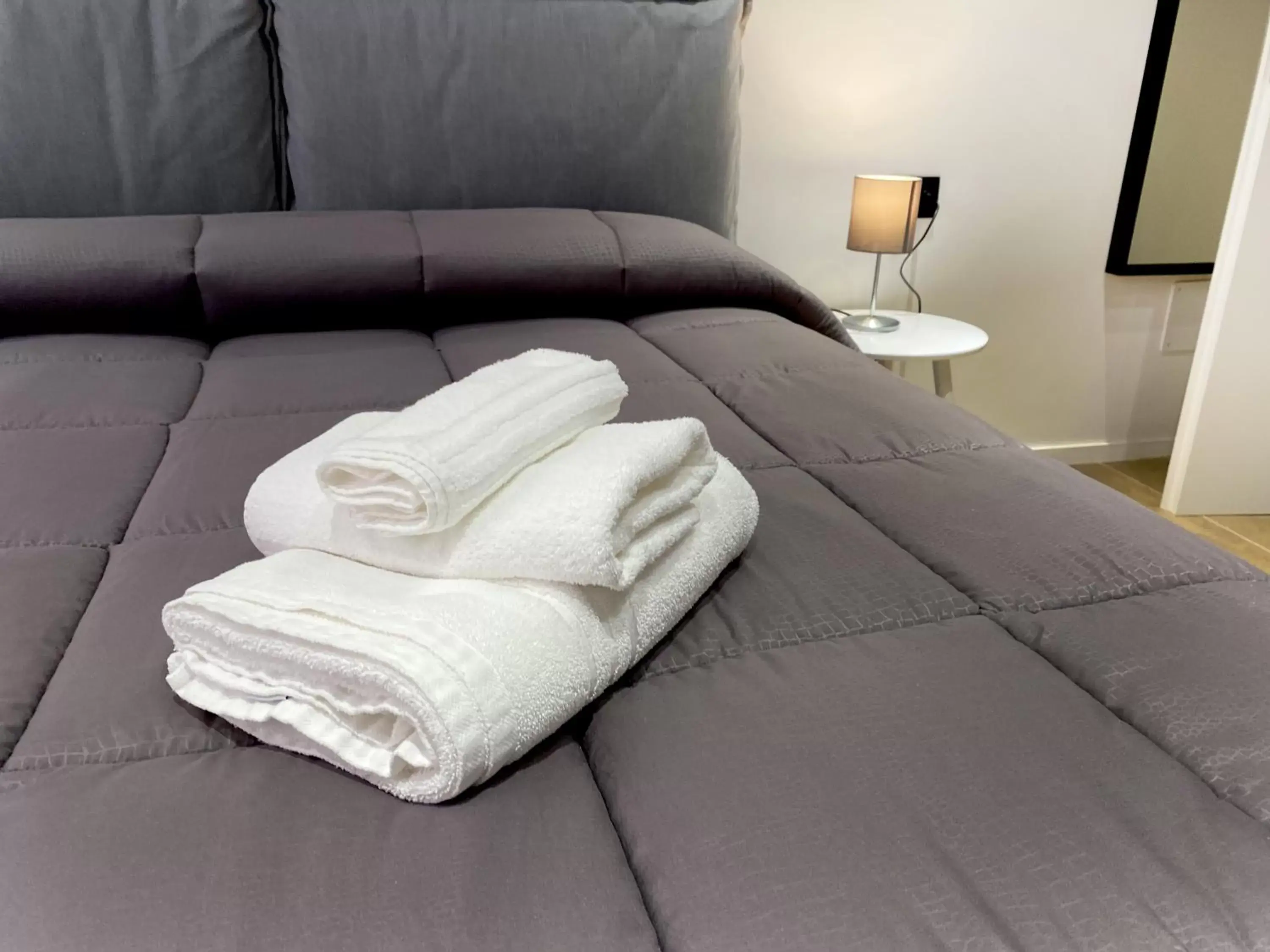 towels, Bed in Business Home Via Isonzo B&B