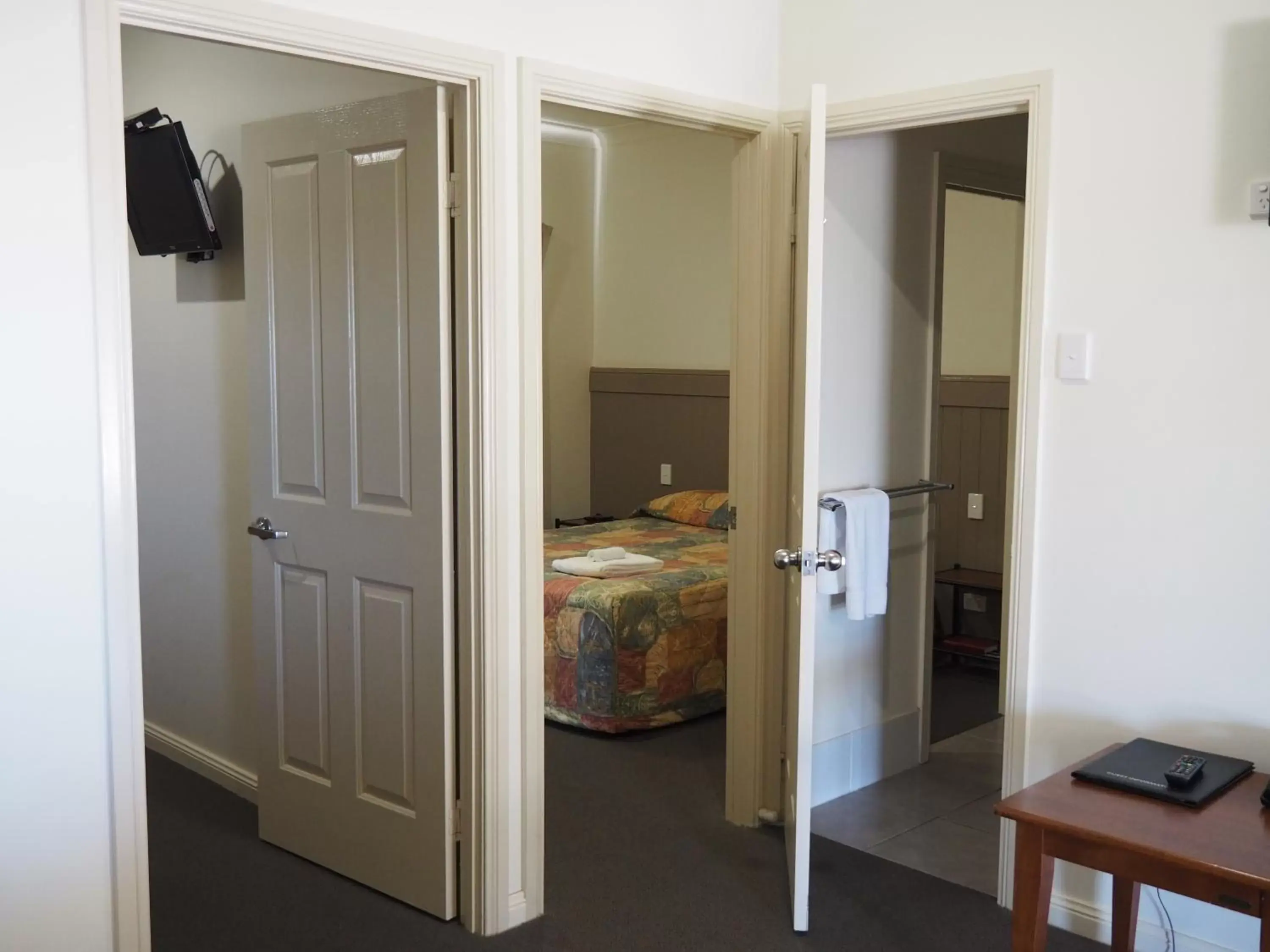 Shower, Bathroom in Pittsworth Motor Inn