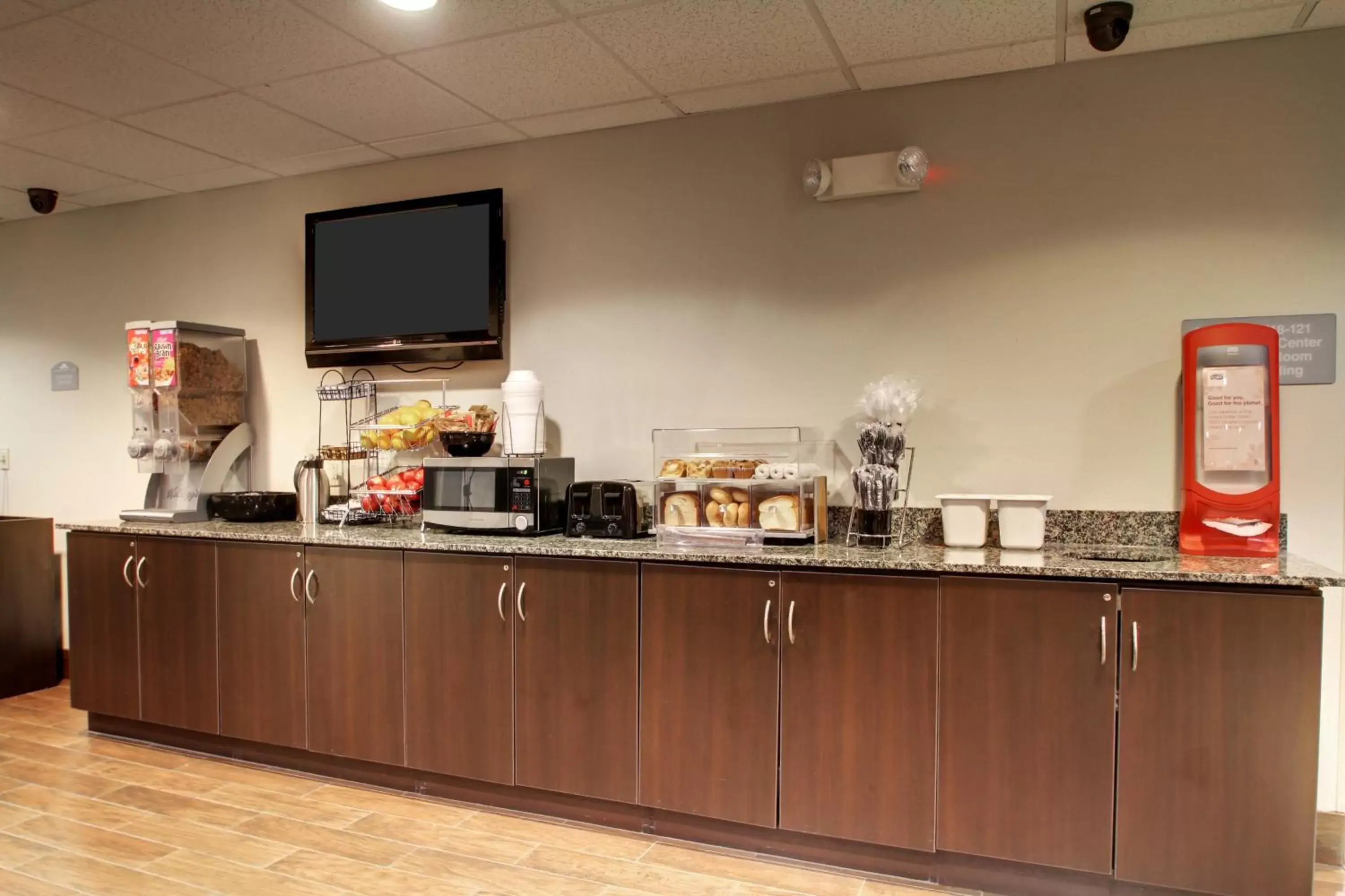 Buffet breakfast, Food in Microtel Inn & Suites by Wyndham Tuscaloosa