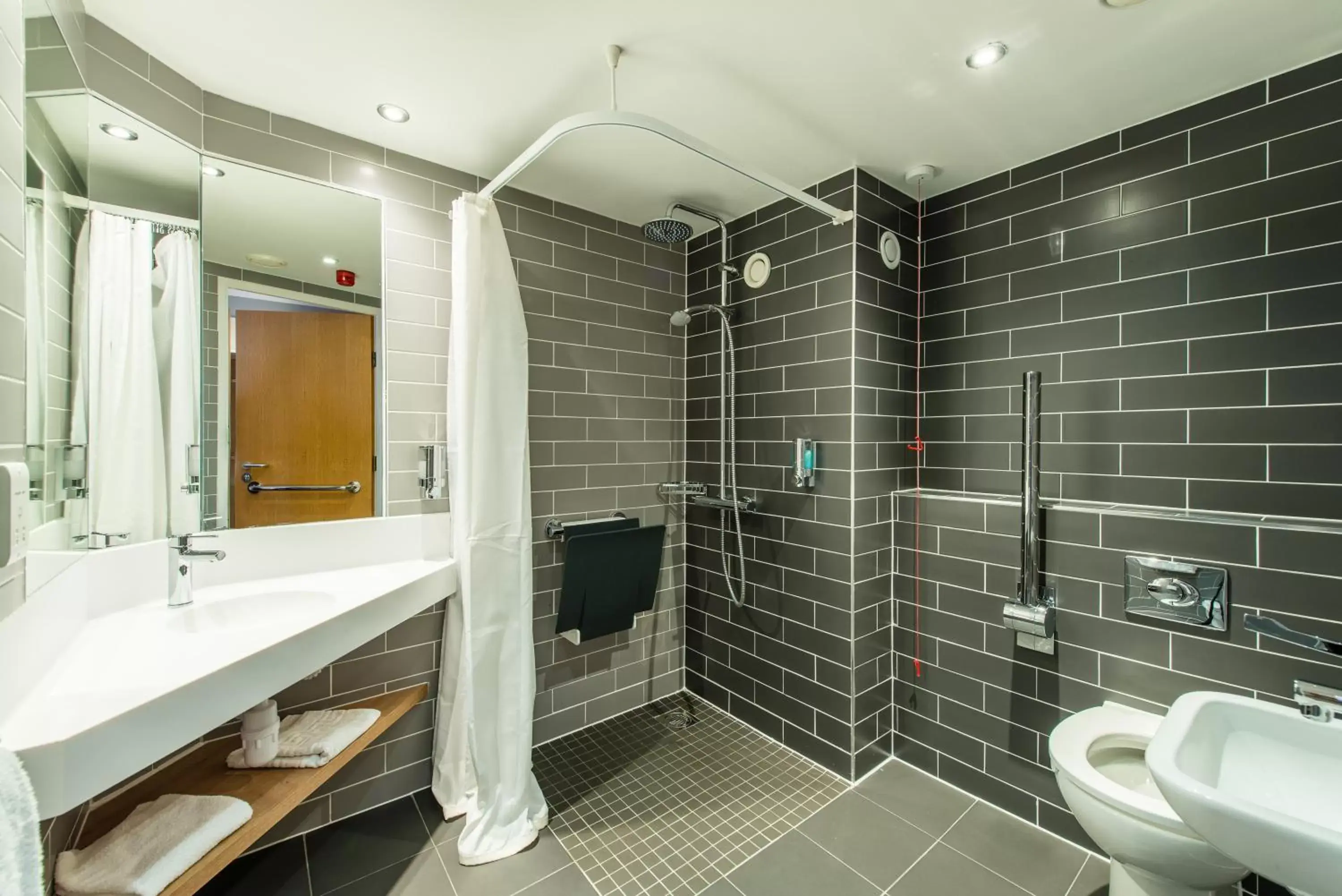 Shower, Bathroom in Holiday Inn Express Strathclyde Park M74, Jct 5, an IHG Hotel