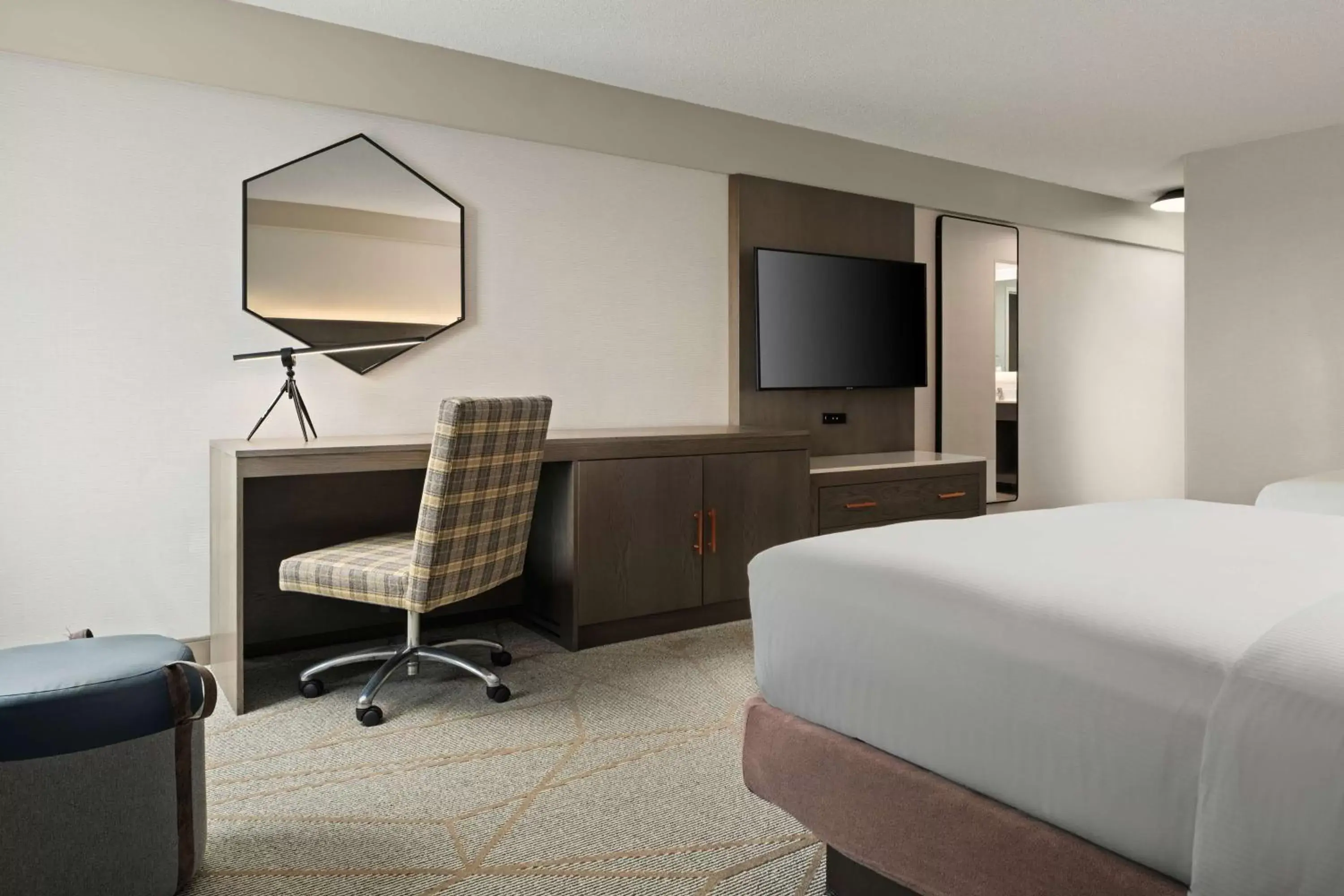 Bedroom, TV/Entertainment Center in DoubleTree by Hilton Pittsburgh Airport